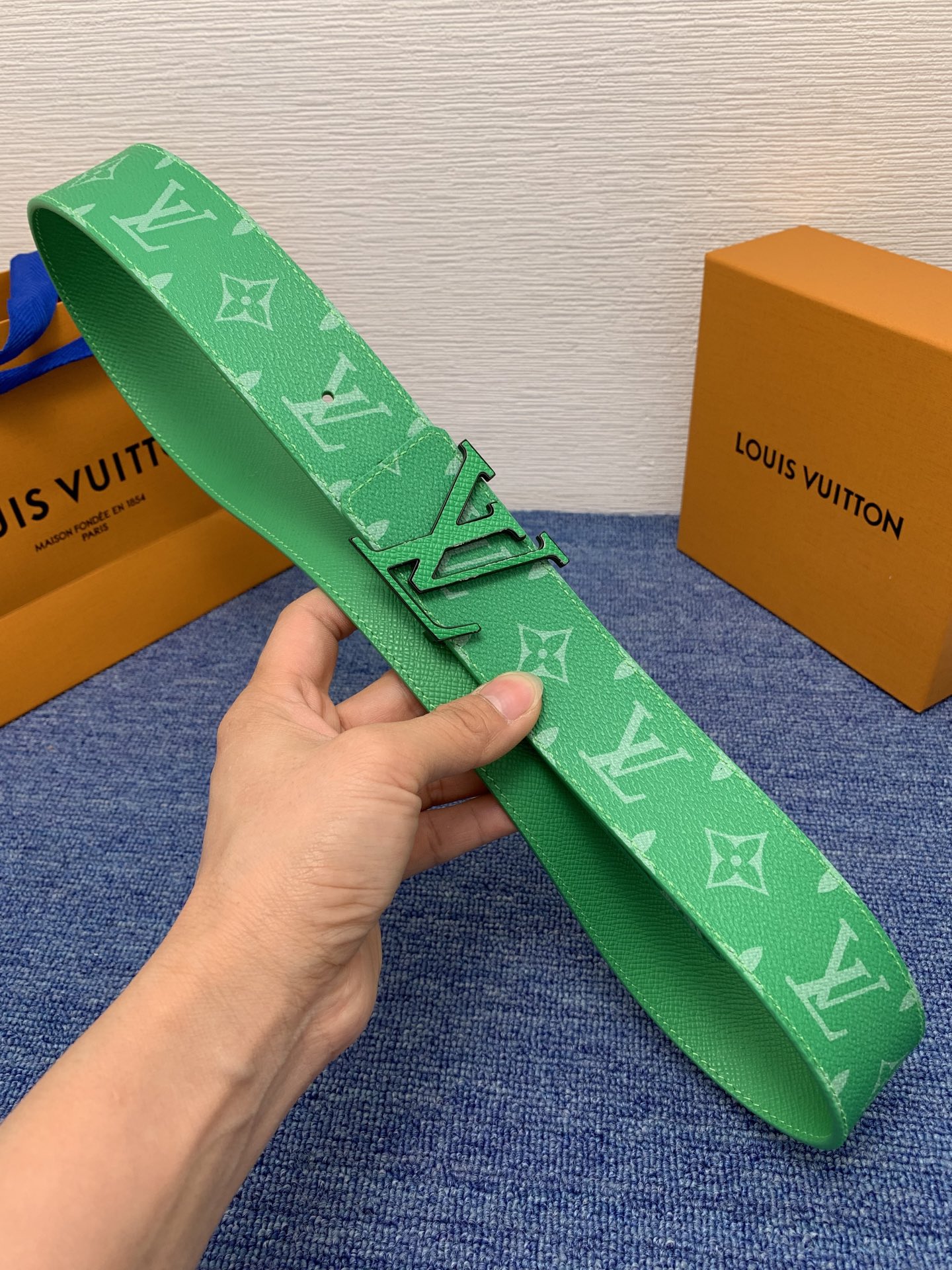 🔴 【品牌】LV  4．0cm 
🔴 【描述】这款饰有LV带扣的腰带配以水牛皮衬里，覆以Monogram