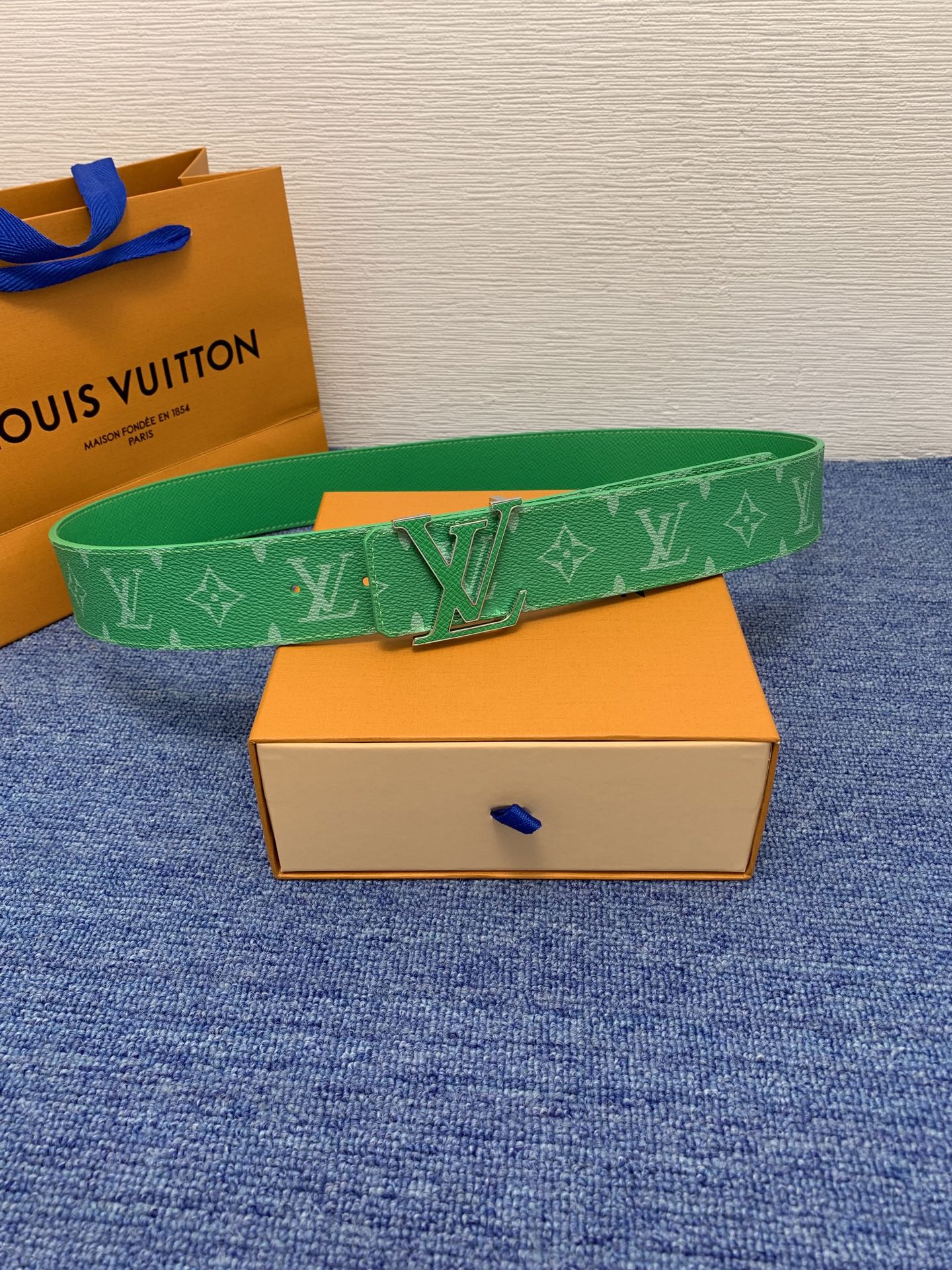 🔴 【品牌】LV  4．0cm 
🔴 【描述】这款饰有LV带扣的腰带配以水牛皮衬里，覆以Monogram