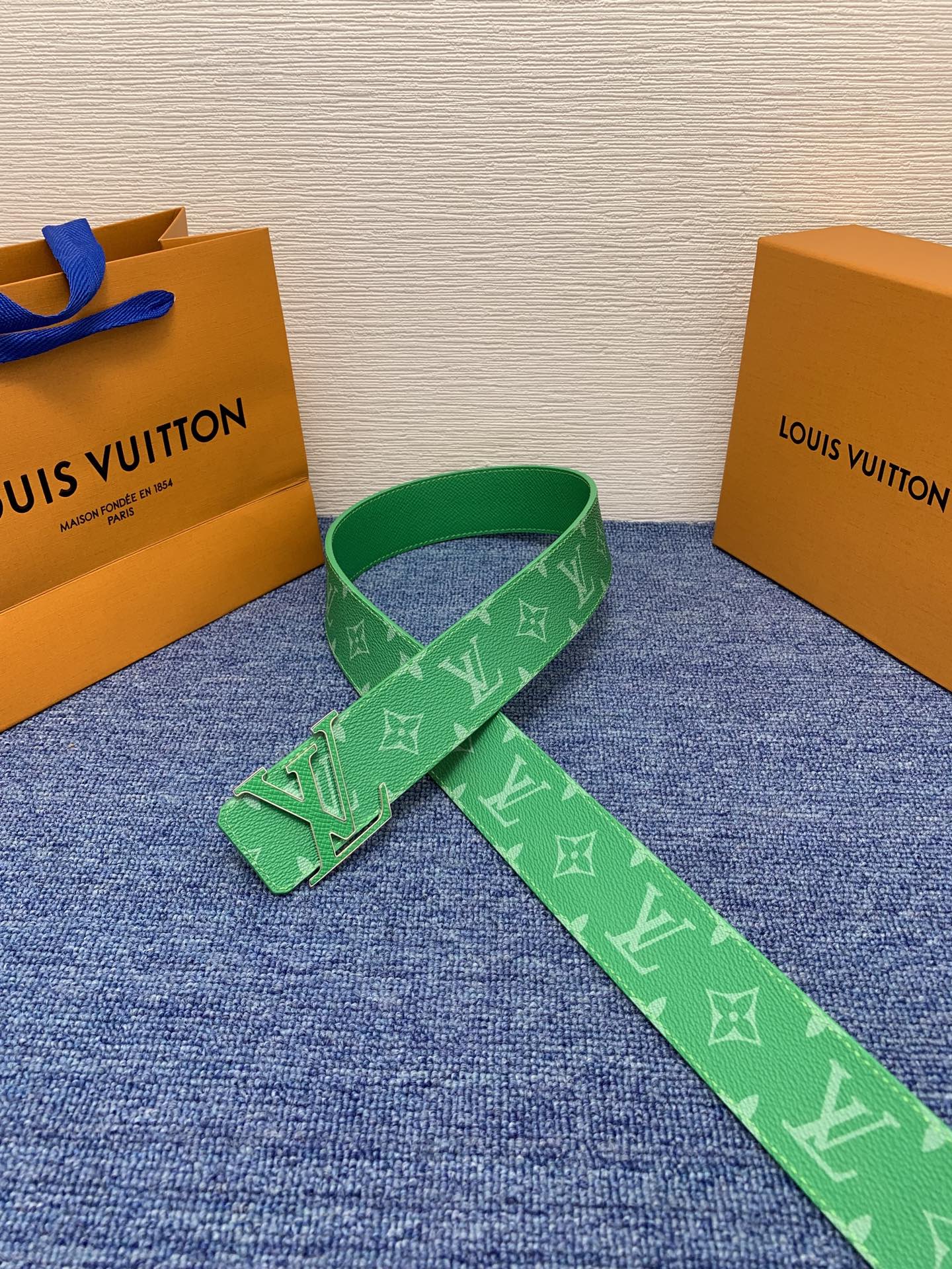 🔴 【品牌】LV  4．0cm 
🔴 【描述】这款饰有LV带扣的腰带配以水牛皮衬里，覆以Monogram