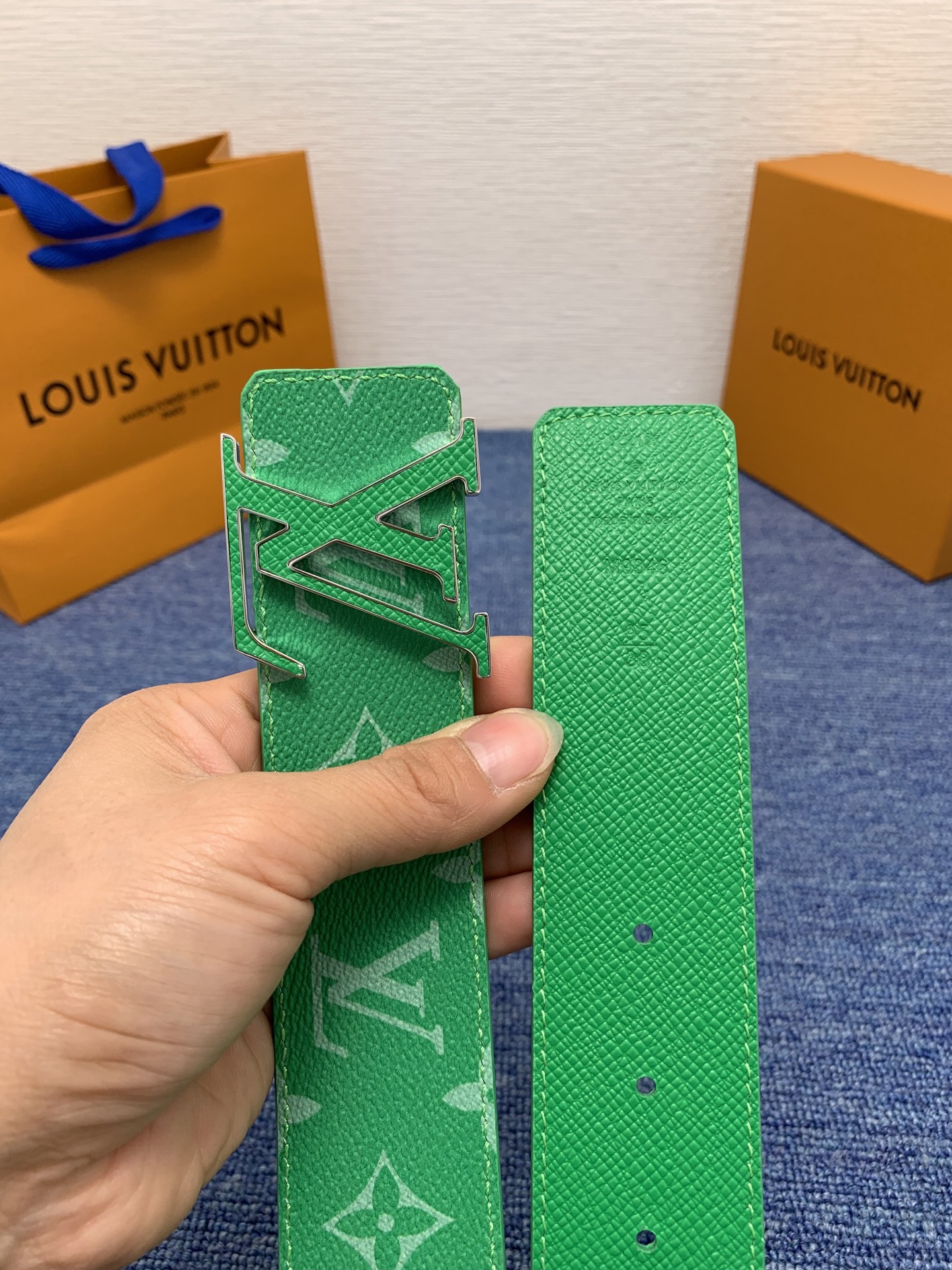 🔴 【品牌】LV  4．0cm 
🔴 【描述】这款饰有LV带扣的腰带配以水牛皮衬里，覆以Monogram