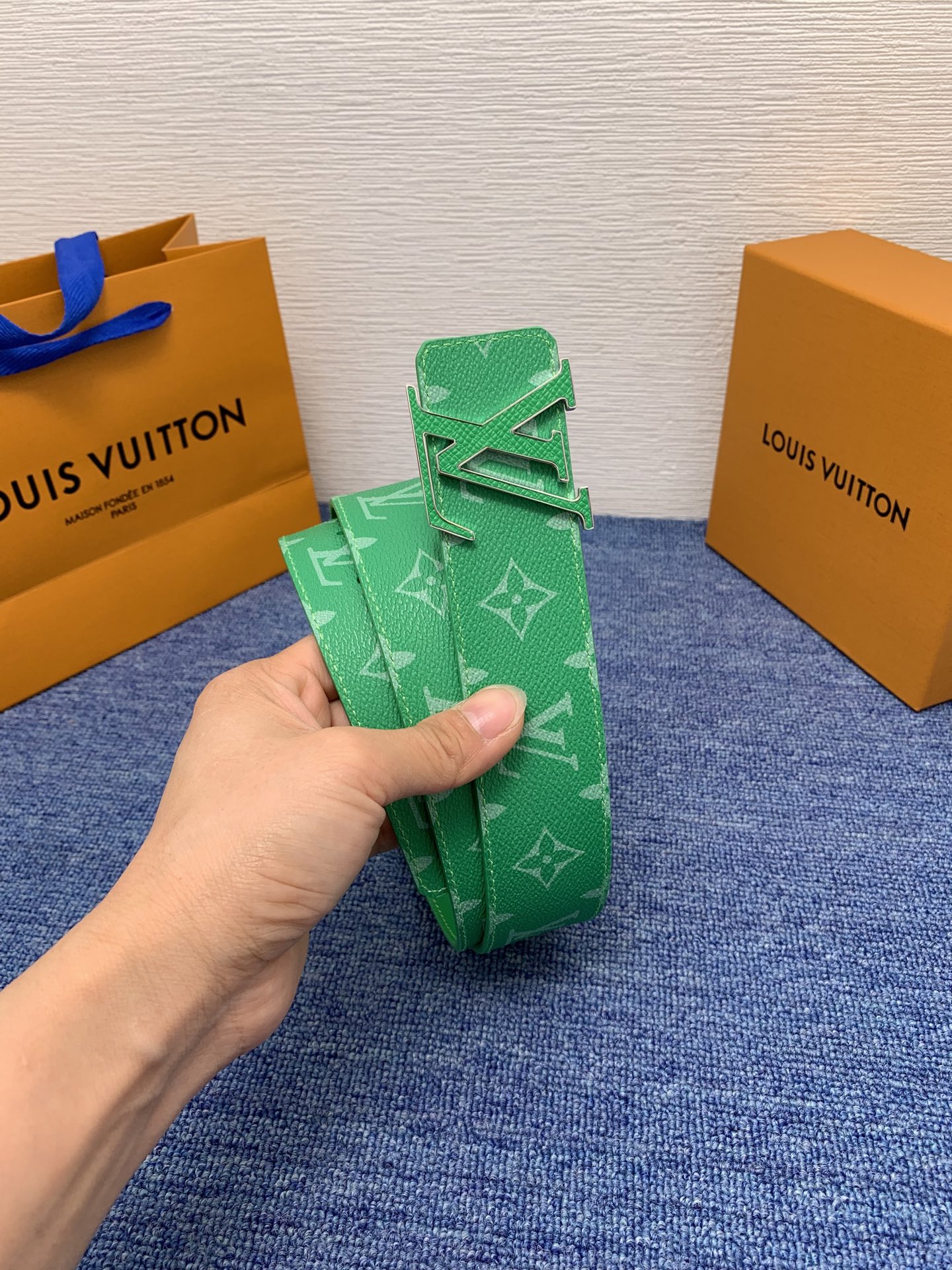 🔴 【品牌】LV  4．0cm 
🔴 【描述】这款饰有LV带扣的腰带配以水牛皮衬里，覆以Monogram