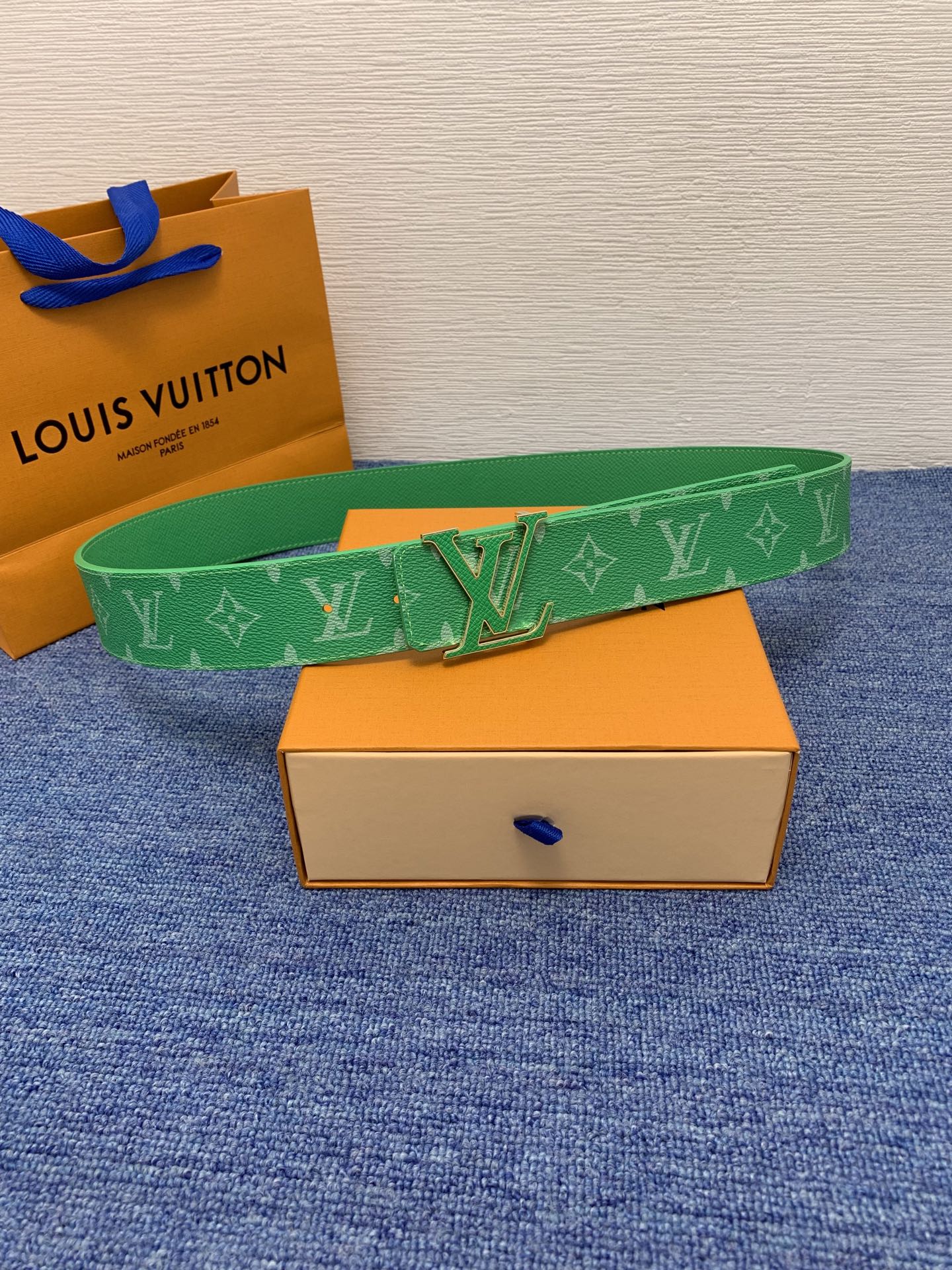 🔴 【品牌】LV  4．0cm 
🔴 【描述】这款饰有LV带扣的腰带配以水牛皮衬里，覆以Monogram