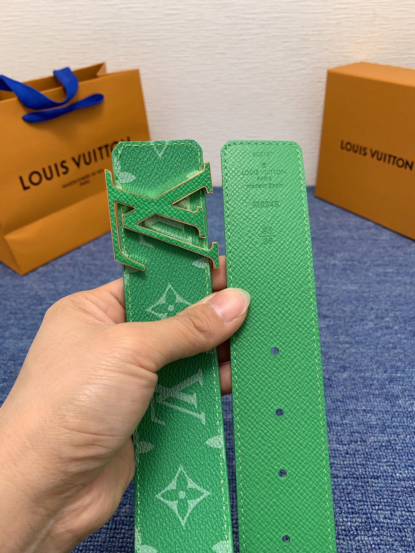 🔴 【品牌】LV  4．0cm 
🔴 【描述】这款饰有LV带扣的腰带配以水牛皮衬里，覆以Monogram