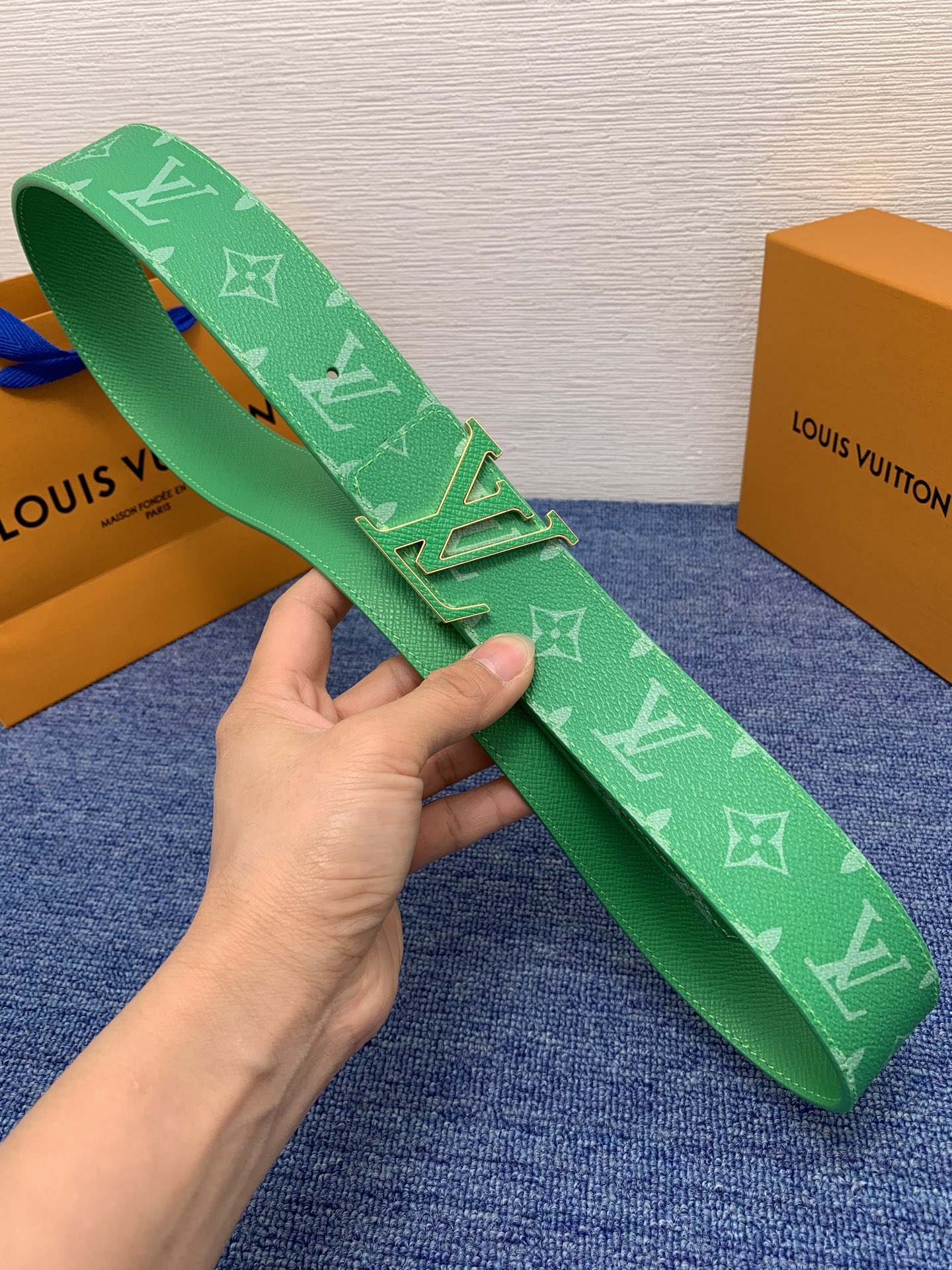 🔴 【品牌】LV  4．0cm 
🔴 【描述】这款饰有LV带扣的腰带配以水牛皮衬里，覆以Monogram