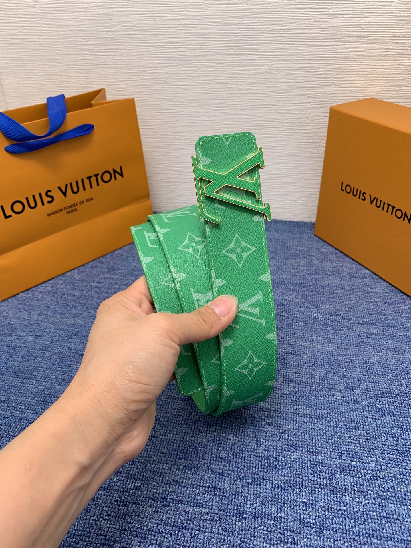🔴 【品牌】LV  4．0cm 
🔴 【描述】这款饰有LV带扣的腰带配以水牛皮衬里，覆以Monogram