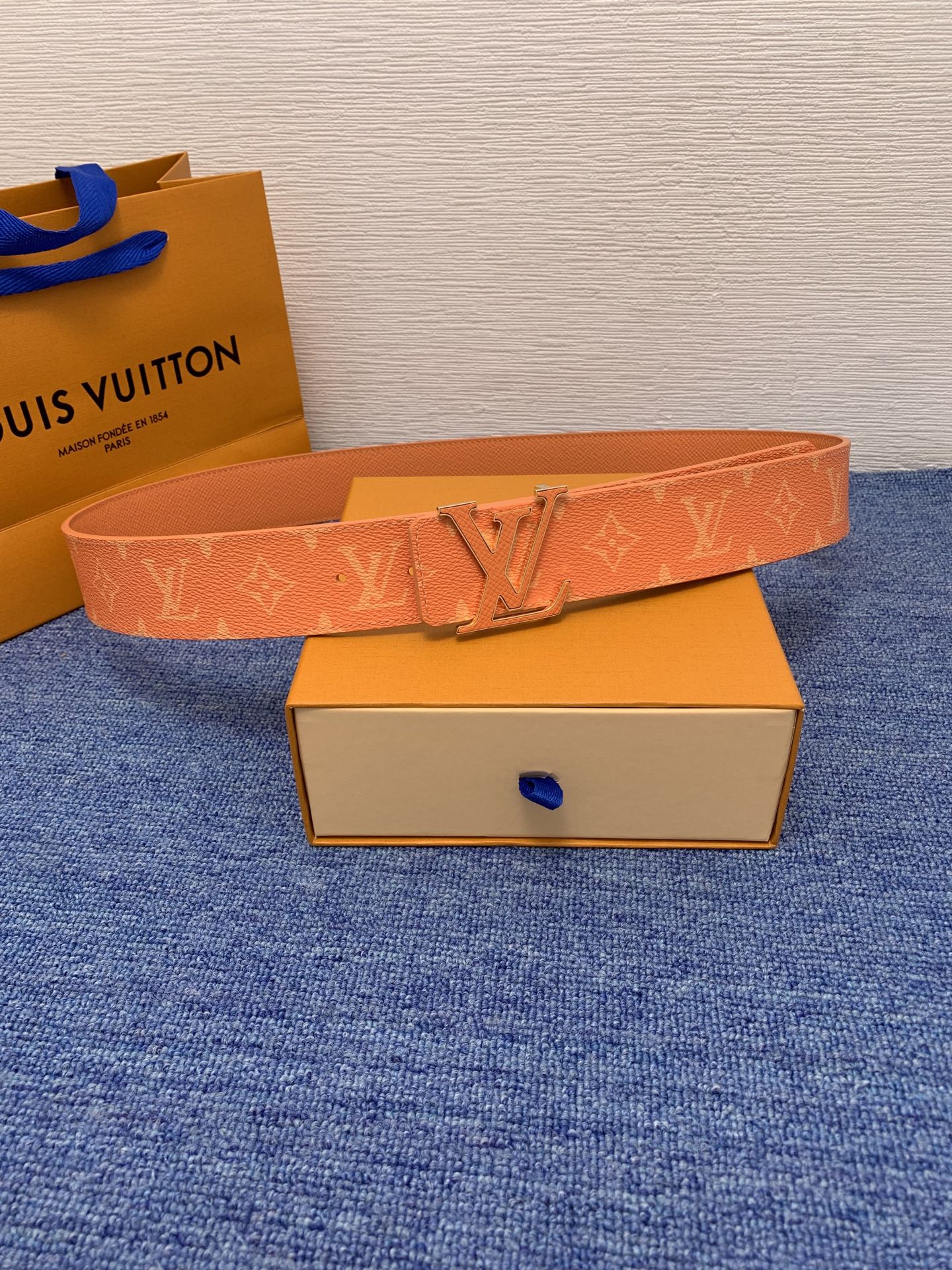 🔴 【品牌】LV  4．0cm 
🔴 【描述】这款饰有LV带扣的腰带配以水牛皮衬里，覆以Monogram
