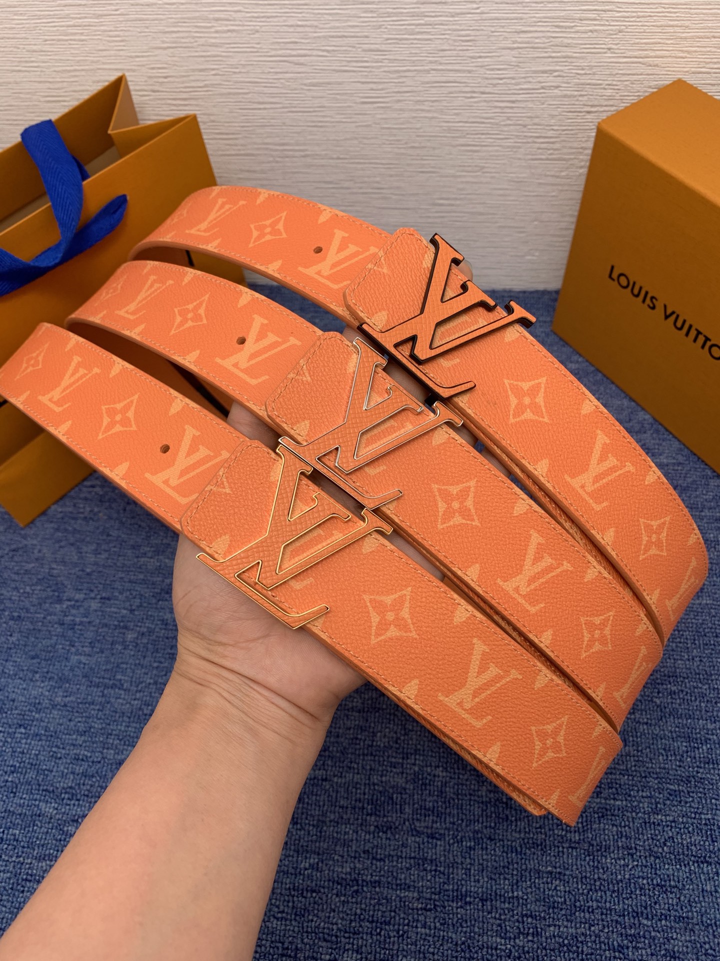 🔴 【品牌】LV  4．0cm 
🔴 【描述】这款饰有LV带扣的腰带配以水牛皮衬里，覆以Monogram