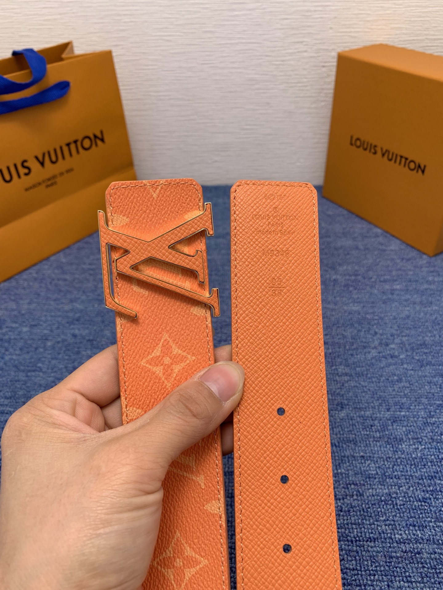 🔴 【品牌】LV  4．0cm 
🔴 【描述】这款饰有LV带扣的腰带配以水牛皮衬里，覆以Monogram