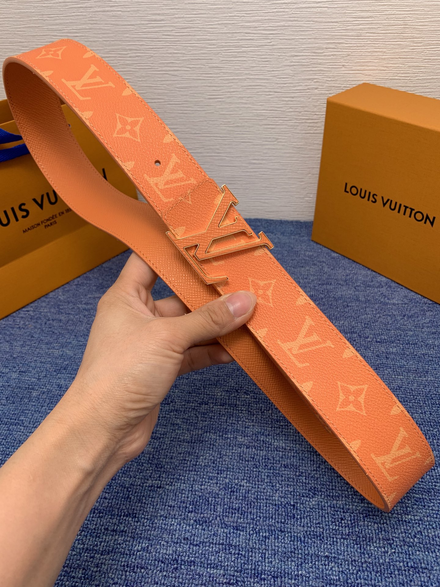 🔴 【品牌】LV  4．0cm 
🔴 【描述】这款饰有LV带扣的腰带配以水牛皮衬里，覆以Monogram