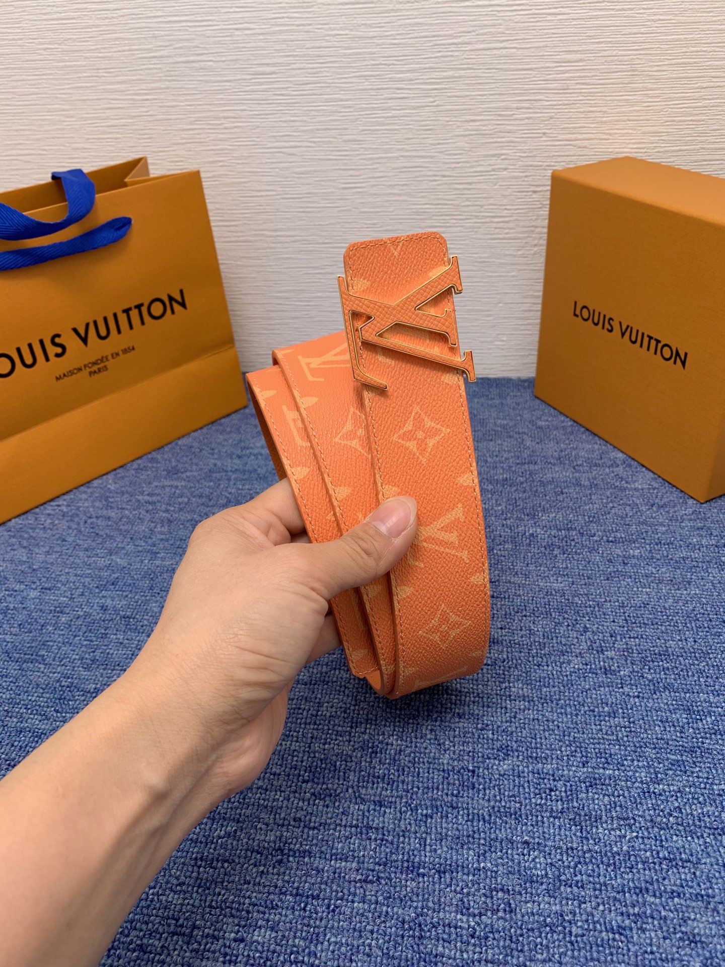 🔴 【品牌】LV  4．0cm 
🔴 【描述】这款饰有LV带扣的腰带配以水牛皮衬里，覆以Monogram