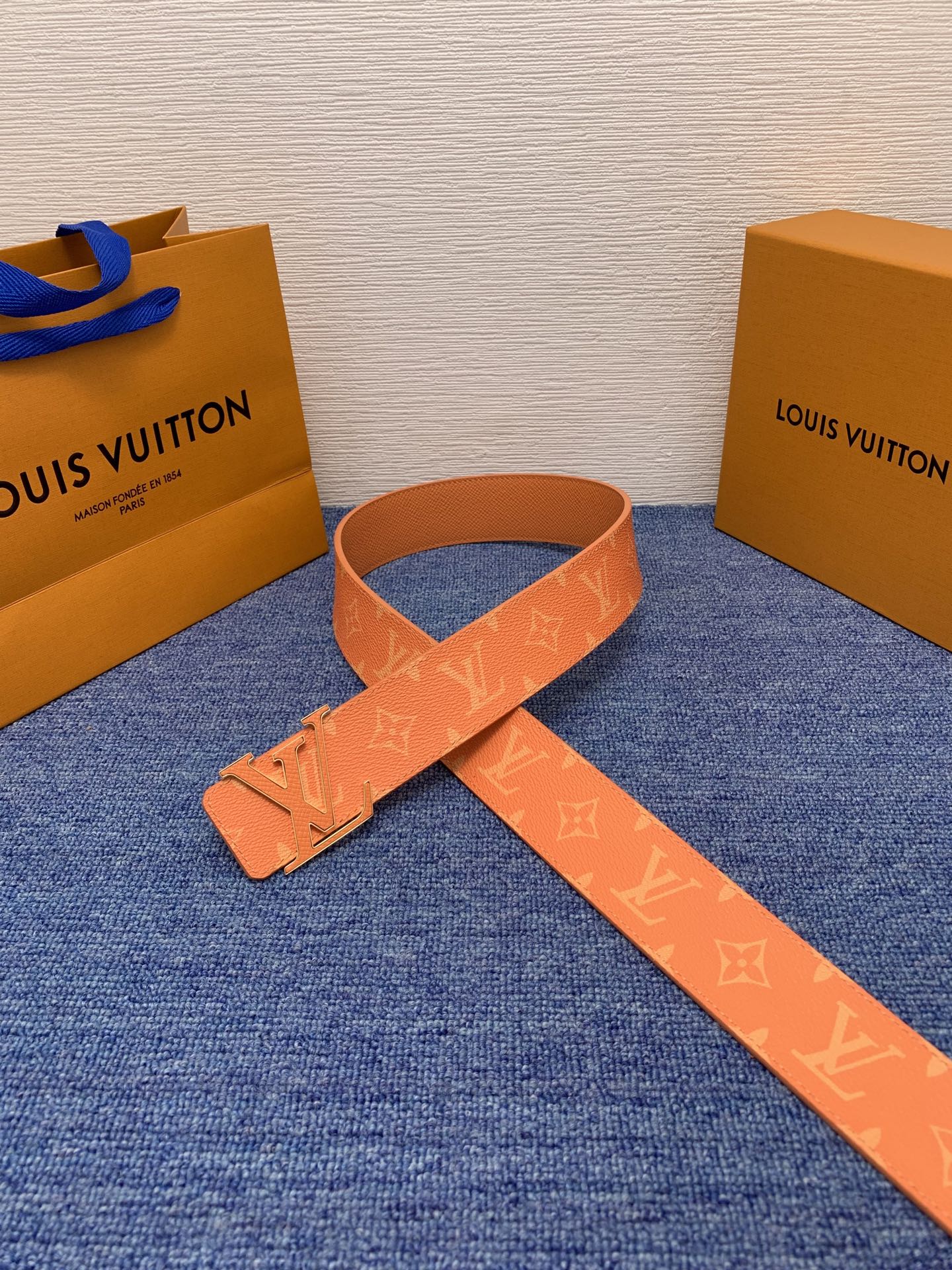 🔴 【品牌】LV  4．0cm 
🔴 【描述】这款饰有LV带扣的腰带配以水牛皮衬里，覆以Monogram