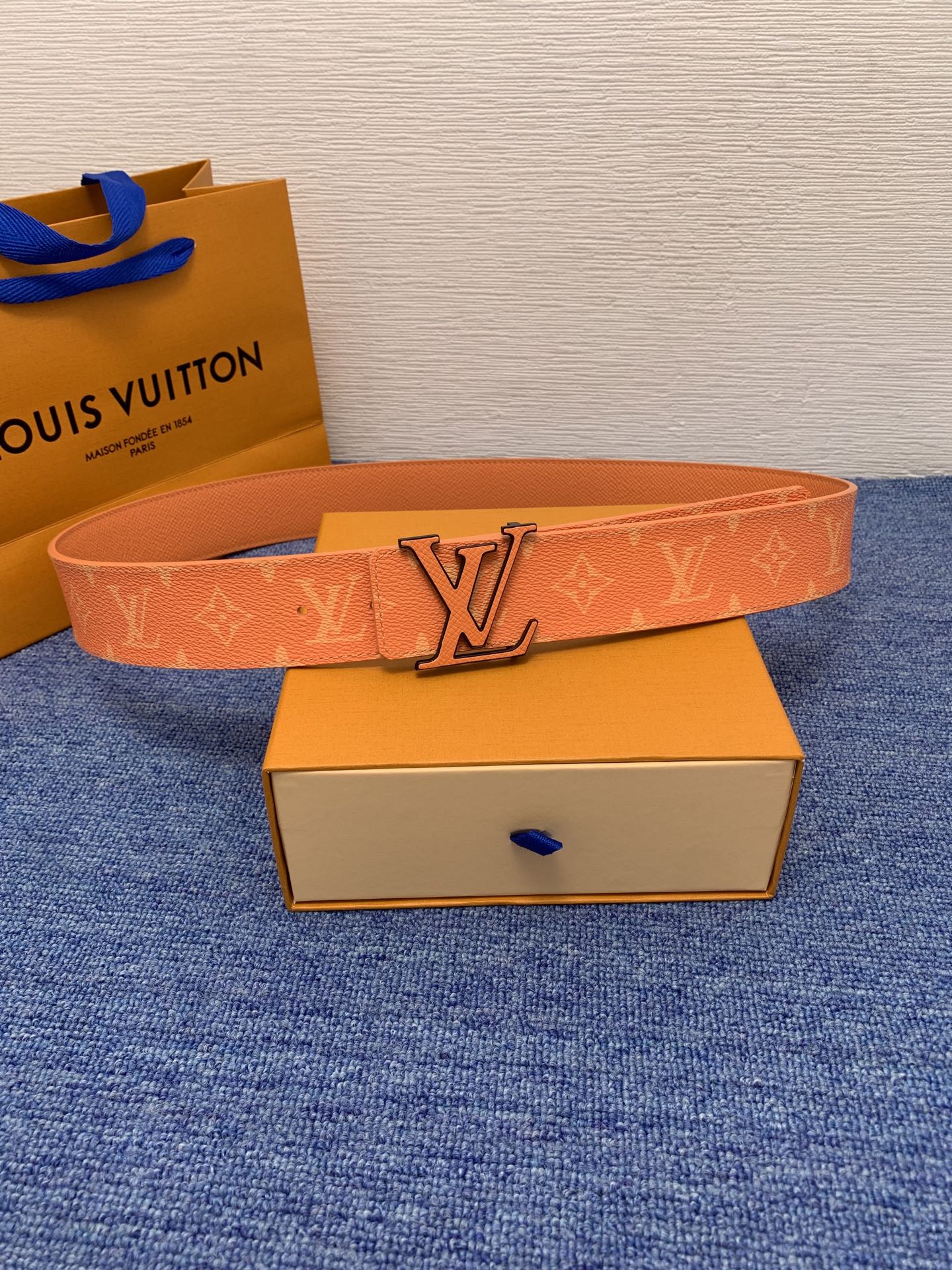 🔴 【品牌】LV  4．0cm 
🔴 【描述】这款饰有LV带扣的腰带配以水牛皮衬里，覆以Monogram