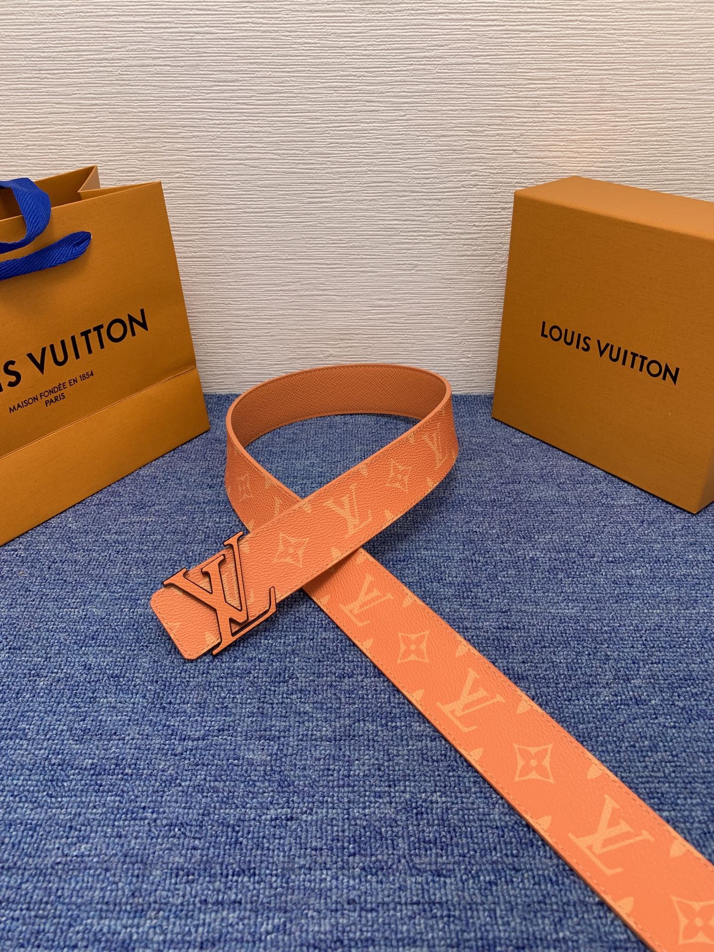 🔴 【品牌】LV  4．0cm 
🔴 【描述】这款饰有LV带扣的腰带配以水牛皮衬里，覆以Monogram