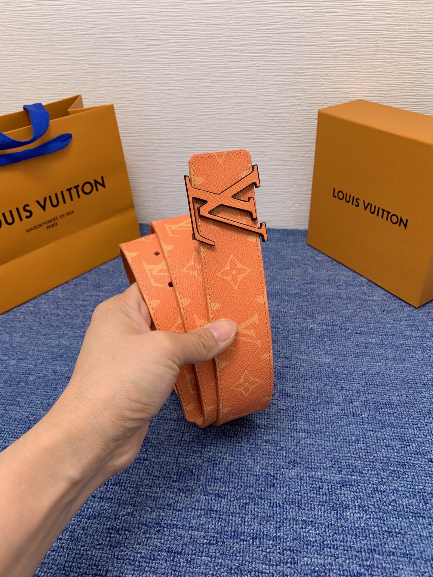 🔴 【品牌】LV  4．0cm 
🔴 【描述】这款饰有LV带扣的腰带配以水牛皮衬里，覆以Monogram