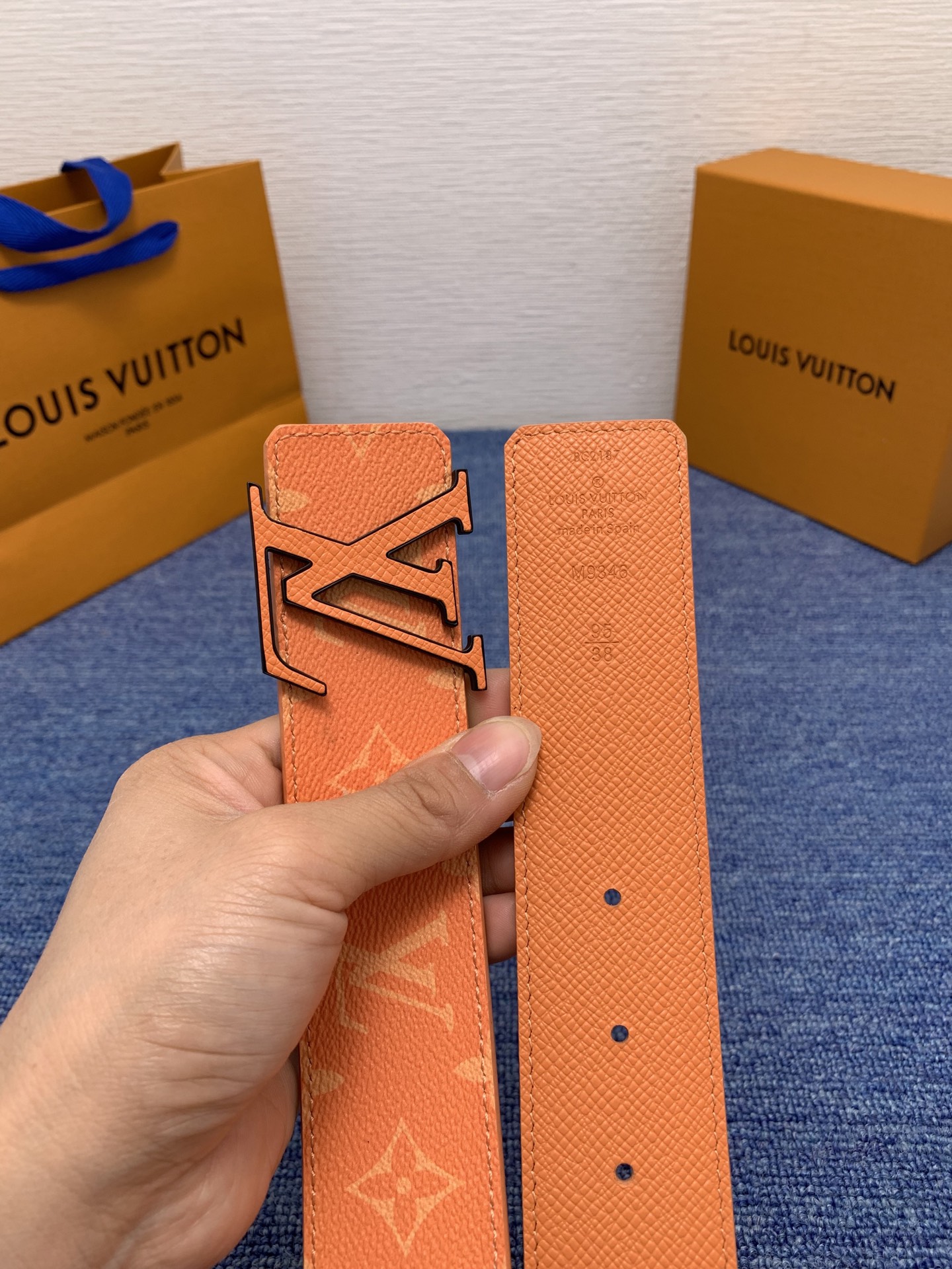 🔴 【品牌】LV  4．0cm 
🔴 【描述】这款饰有LV带扣的腰带配以水牛皮衬里，覆以Monogram