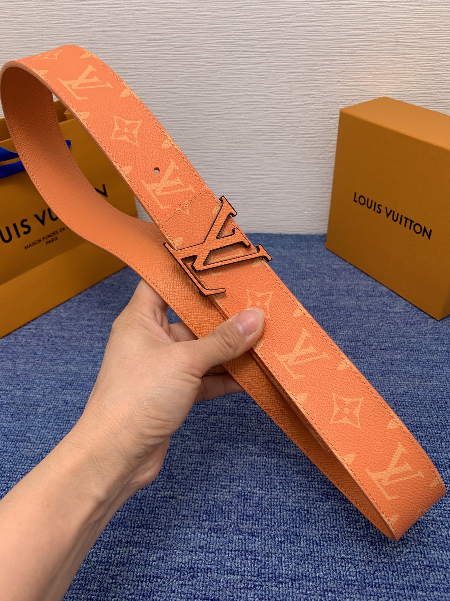 🔴 【品牌】LV  4．0cm 
🔴 【描述】这款饰有LV带扣的腰带配以水牛皮衬里，覆以Monogram