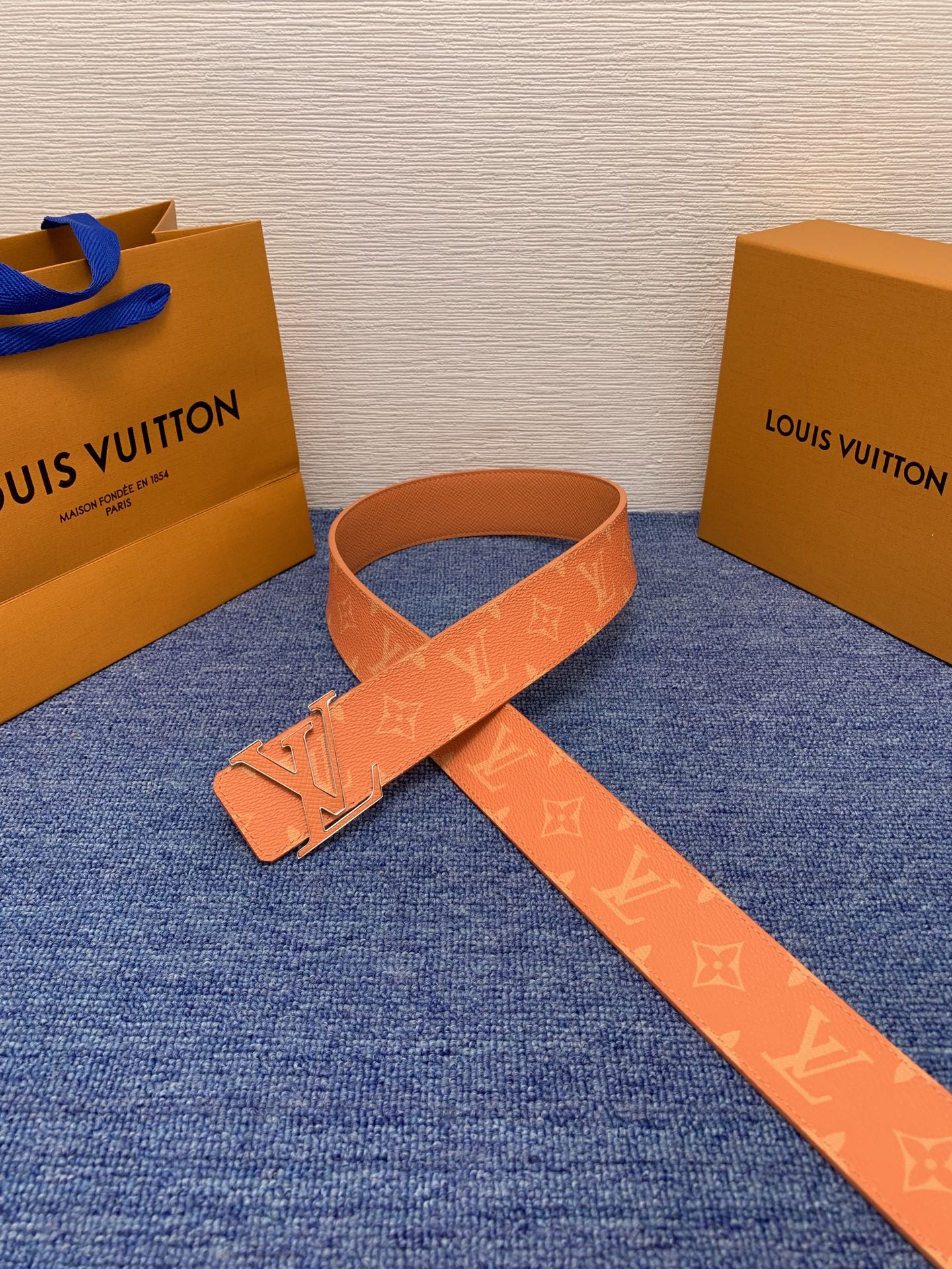 🔴 【品牌】LV  4．0cm 
🔴 【描述】这款饰有LV带扣的腰带配以水牛皮衬里，覆以Monogram