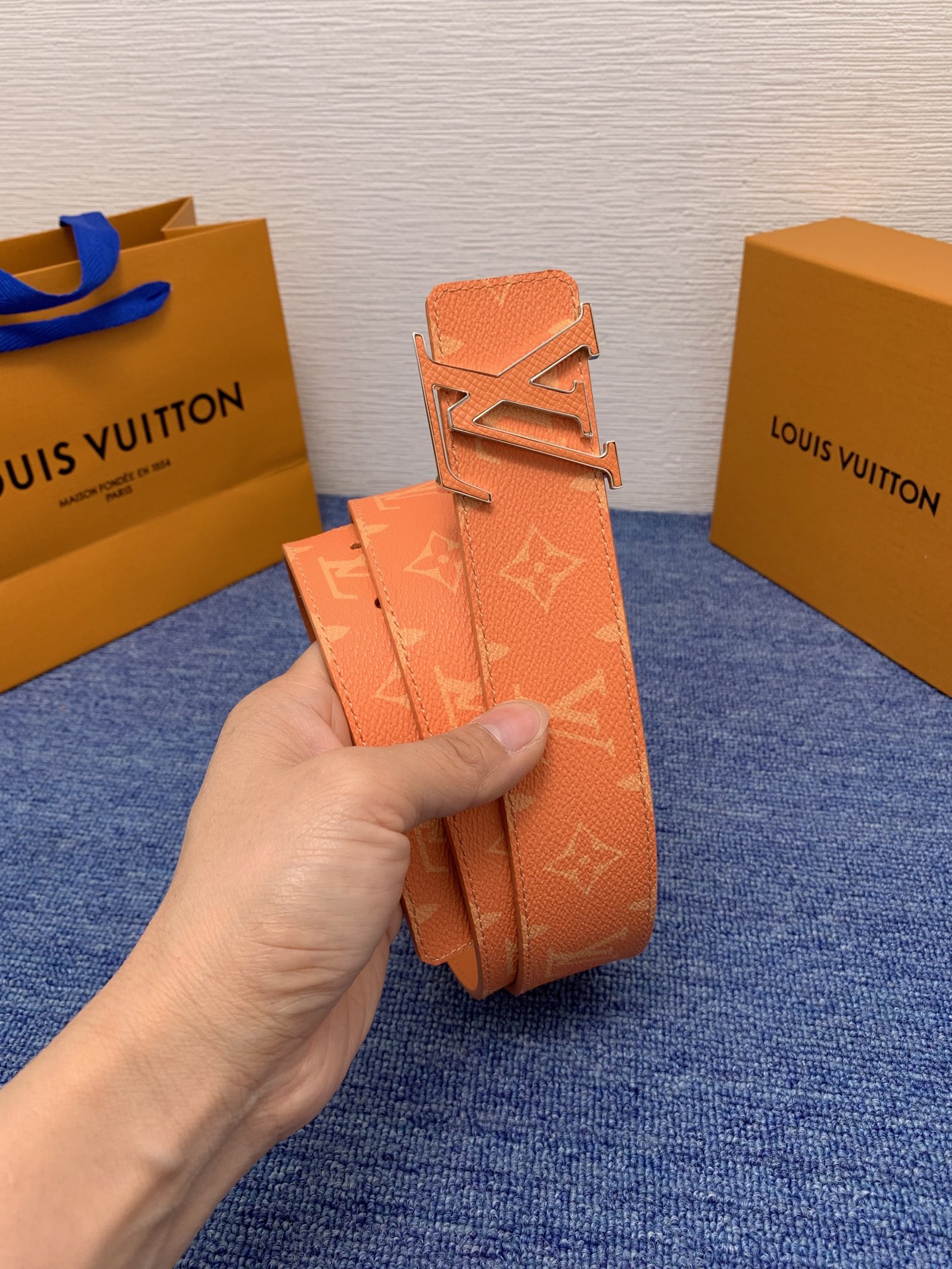 🔴 【品牌】LV  4．0cm 
🔴 【描述】这款饰有LV带扣的腰带配以水牛皮衬里，覆以Monogram