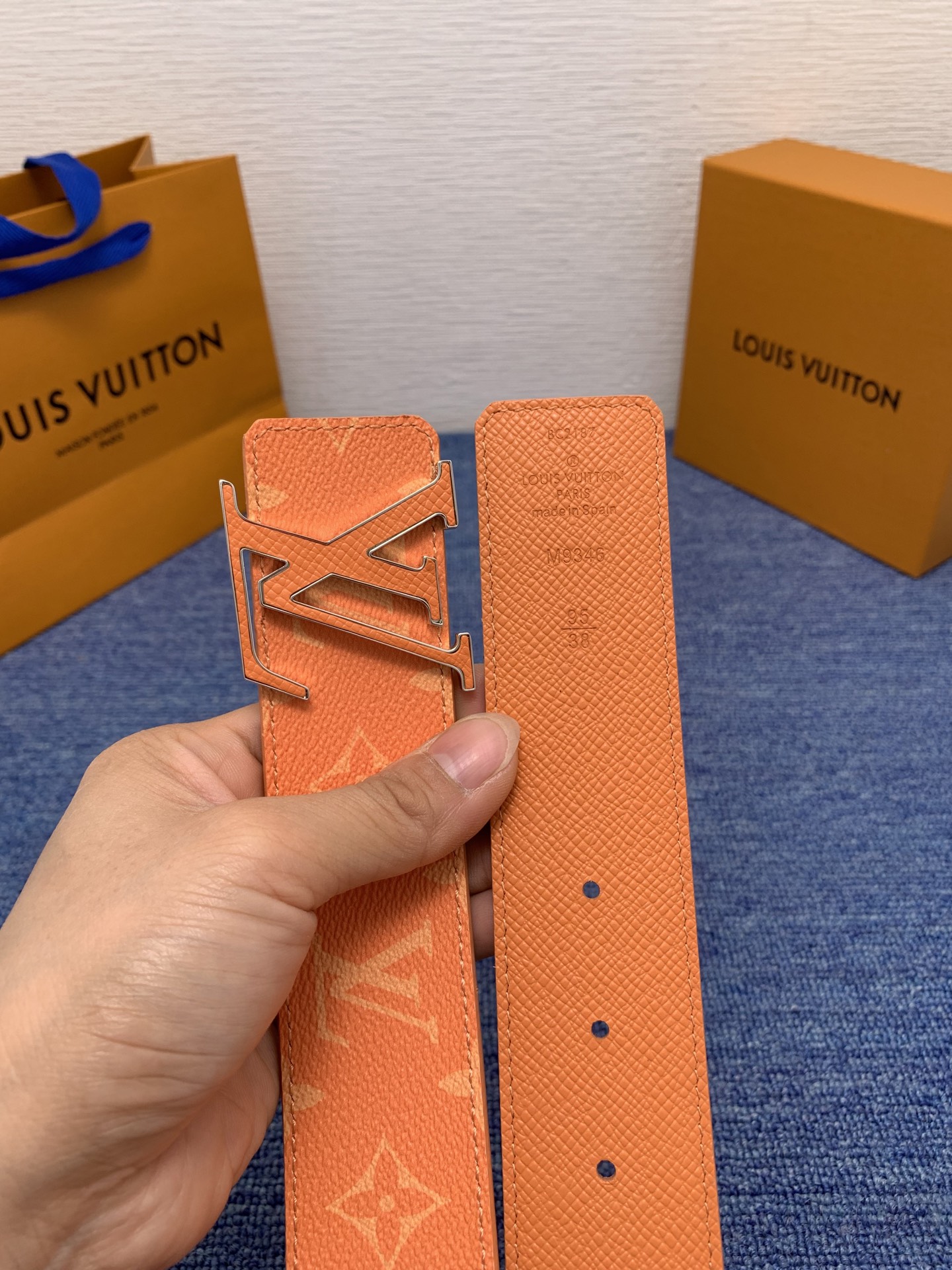 🔴 【品牌】LV  4．0cm 
🔴 【描述】这款饰有LV带扣的腰带配以水牛皮衬里，覆以Monogram