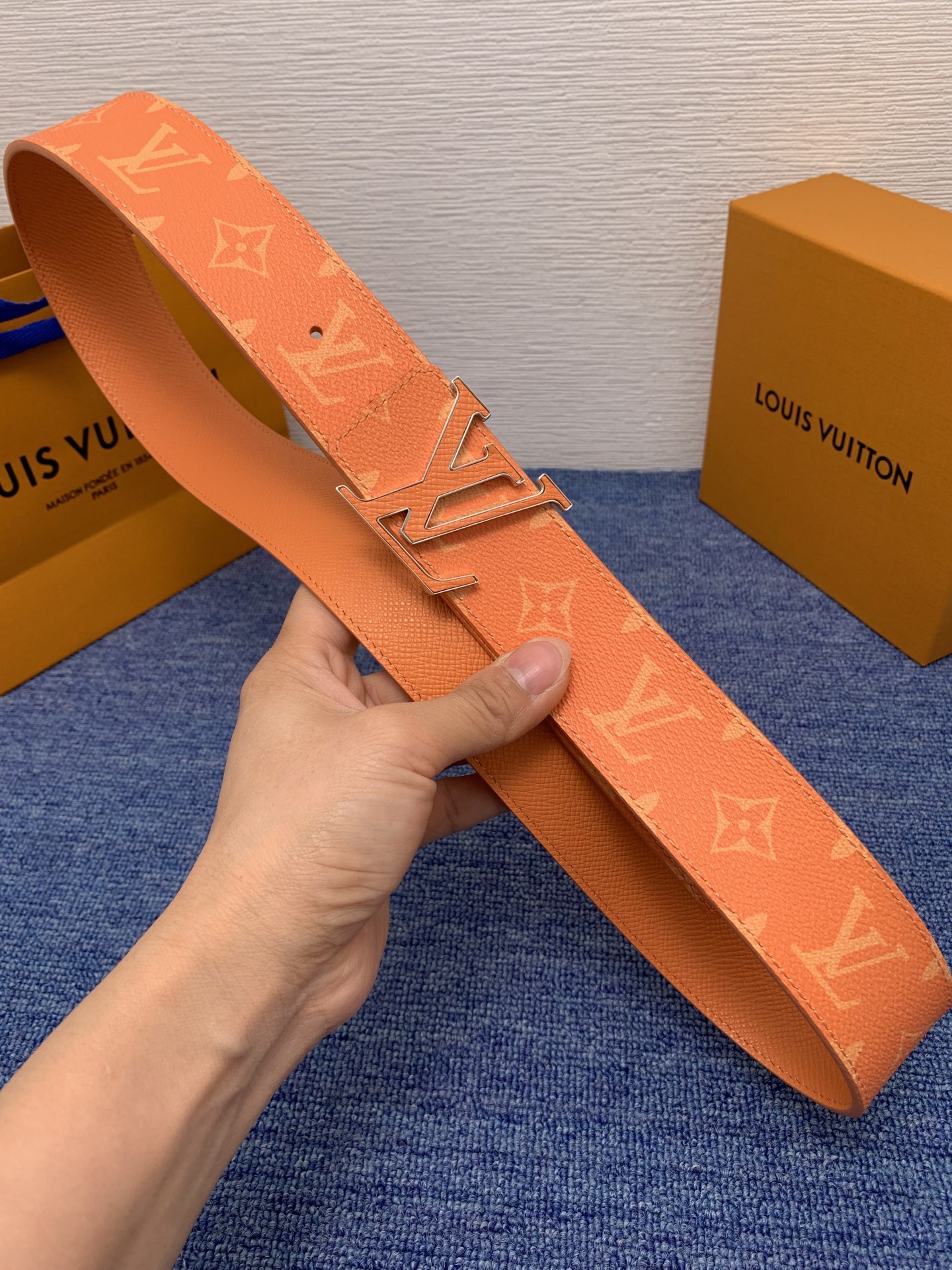 🔴 【品牌】LV  4．0cm 
🔴 【描述】这款饰有LV带扣的腰带配以水牛皮衬里，覆以Monogram
