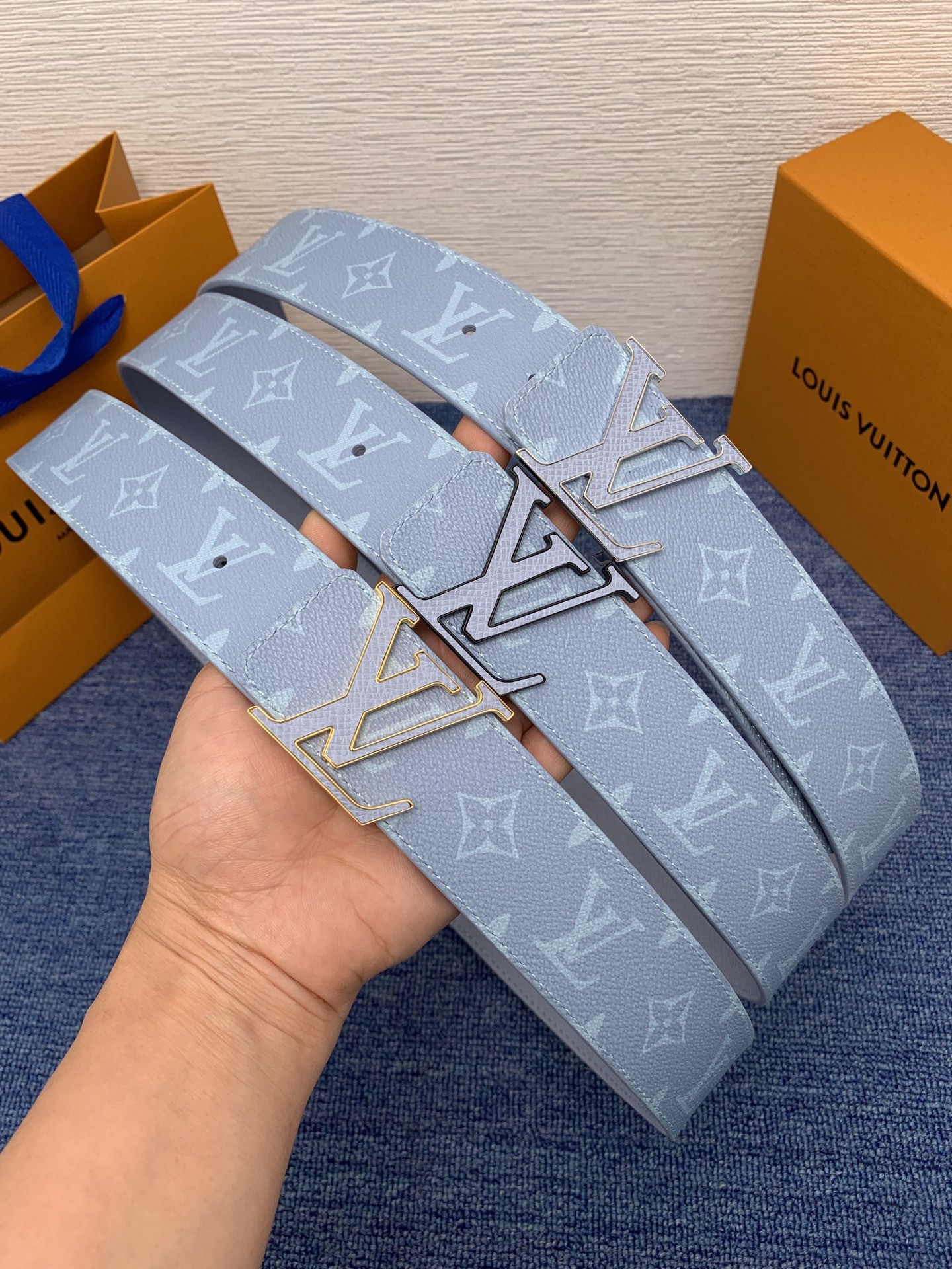 🔴 【品牌】LV  4．0cm 
🔴 【描述】这款饰有LV带扣的腰带配以水牛皮衬里，覆以Monogram