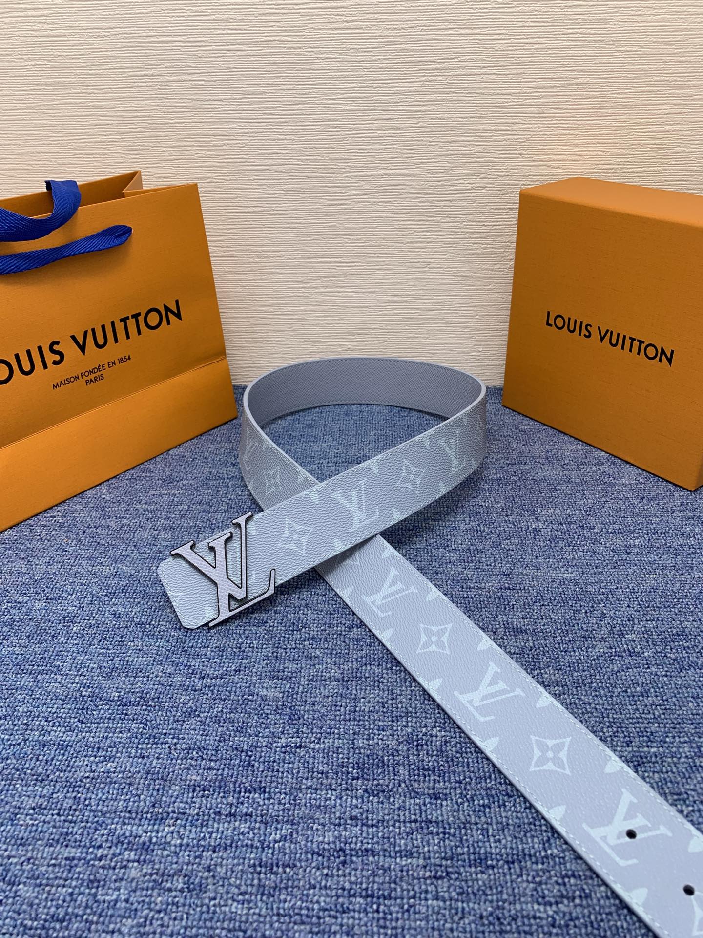 🔴 【品牌】LV  4．0cm 
🔴 【描述】这款饰有LV带扣的腰带配以水牛皮衬里，覆以Monogram