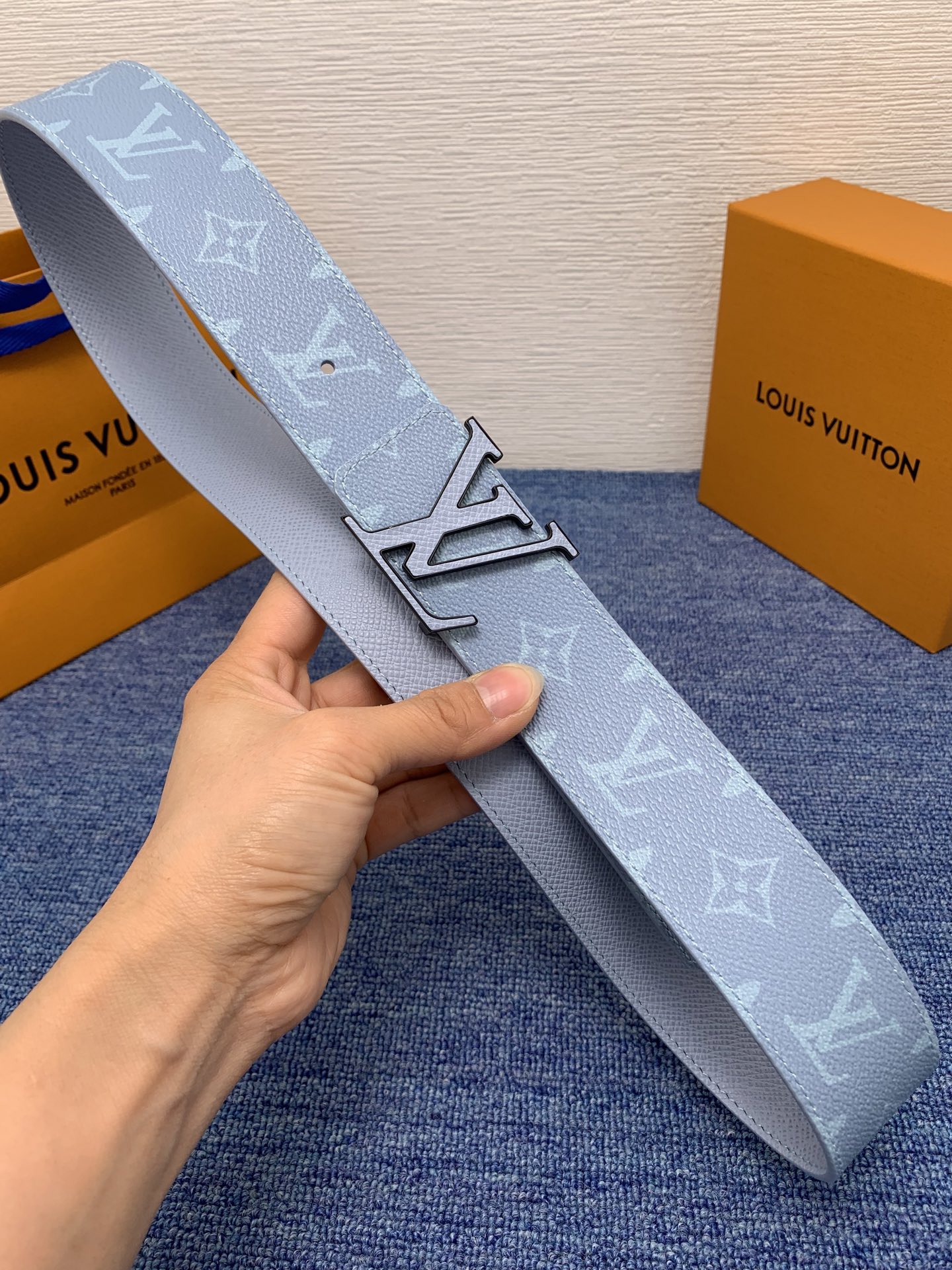 🔴 【品牌】LV  4．0cm 
🔴 【描述】这款饰有LV带扣的腰带配以水牛皮衬里，覆以Monogram