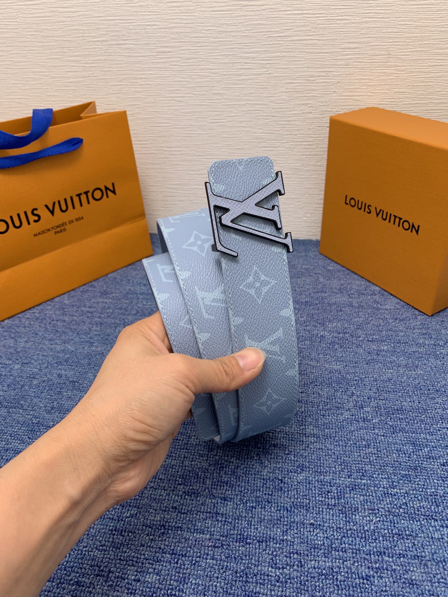 🔴 【品牌】LV  4．0cm 
🔴 【描述】这款饰有LV带扣的腰带配以水牛皮衬里，覆以Monogram