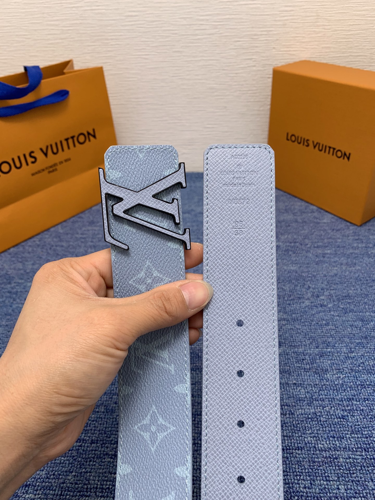 🔴 【品牌】LV  4．0cm 
🔴 【描述】这款饰有LV带扣的腰带配以水牛皮衬里，覆以Monogram