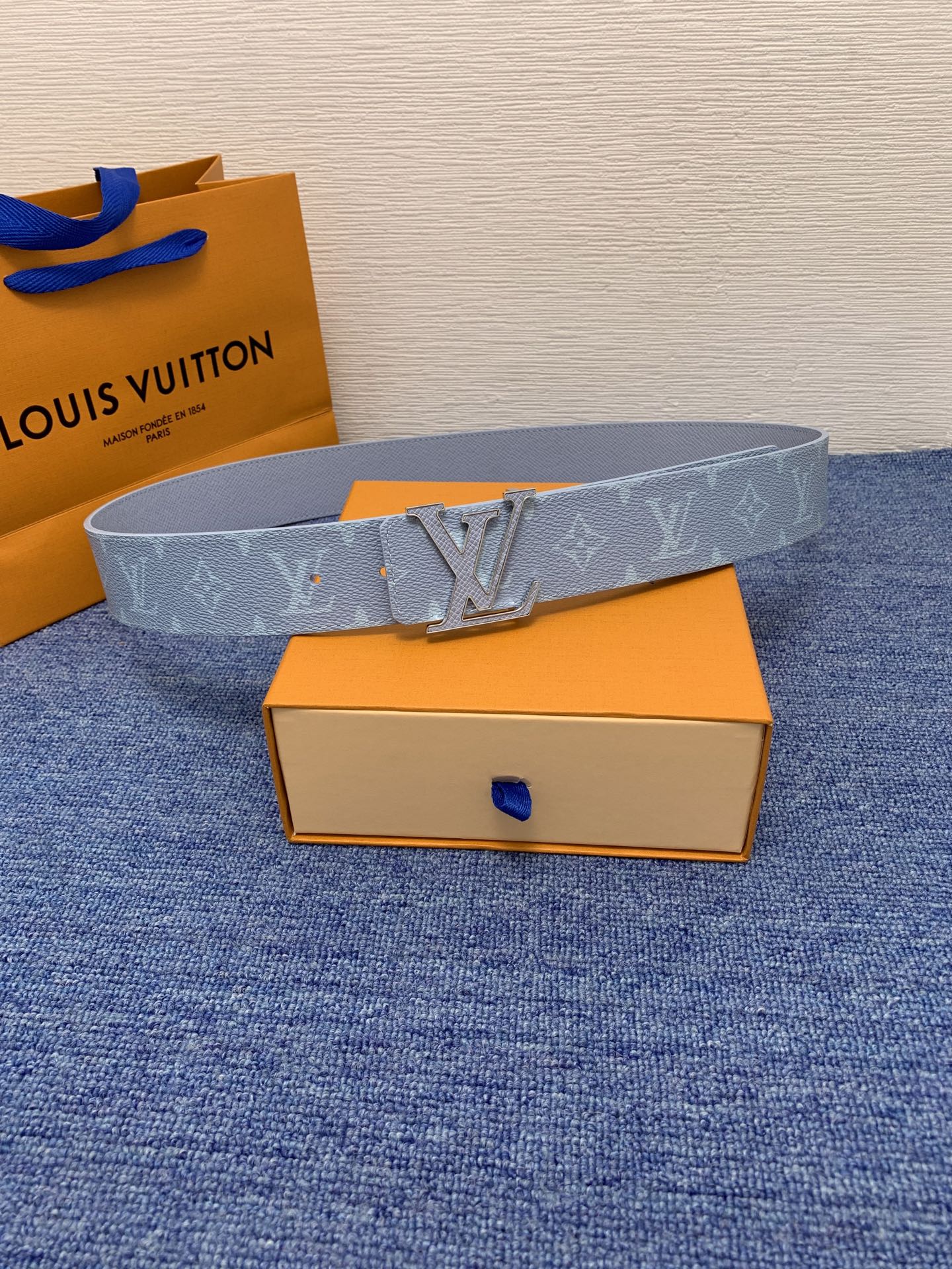 🔴 【品牌】LV  4．0cm 
🔴 【描述】这款饰有LV带扣的腰带配以水牛皮衬里，覆以Monogram
