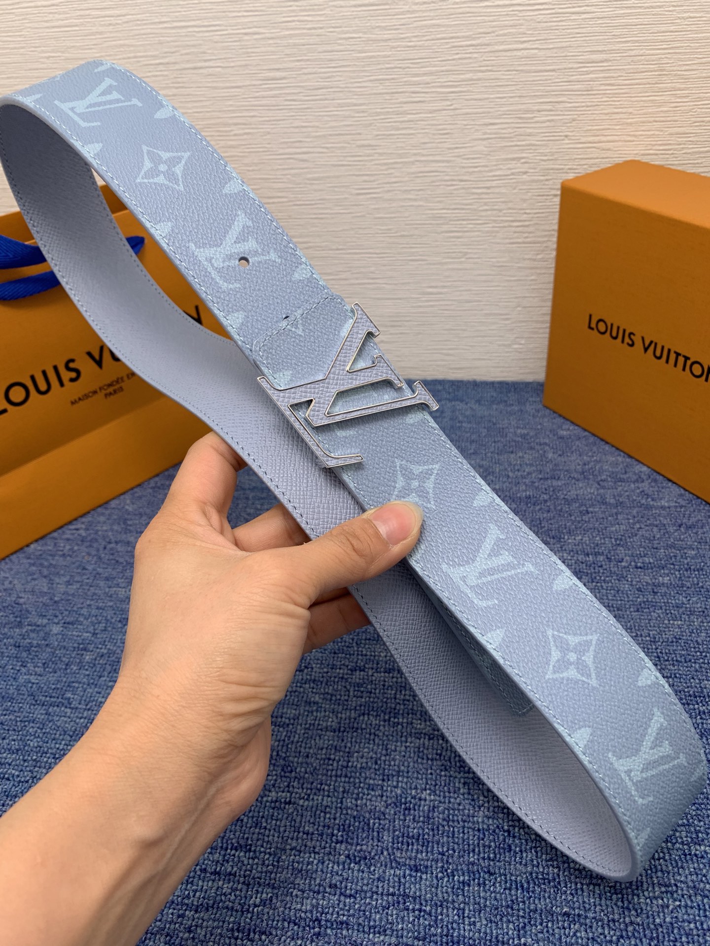 🔴 【品牌】LV  4．0cm 
🔴 【描述】这款饰有LV带扣的腰带配以水牛皮衬里，覆以Monogram