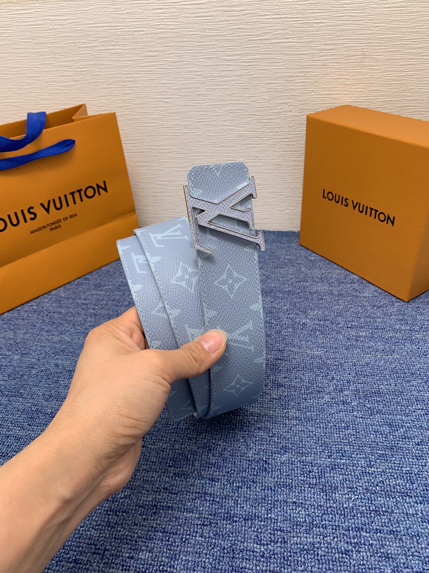 🔴 【品牌】LV  4．0cm 
🔴 【描述】这款饰有LV带扣的腰带配以水牛皮衬里，覆以Monogram