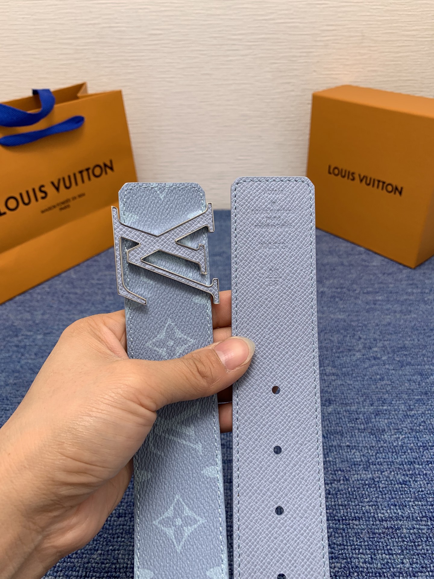 🔴 【品牌】LV  4．0cm 
🔴 【描述】这款饰有LV带扣的腰带配以水牛皮衬里，覆以Monogram
