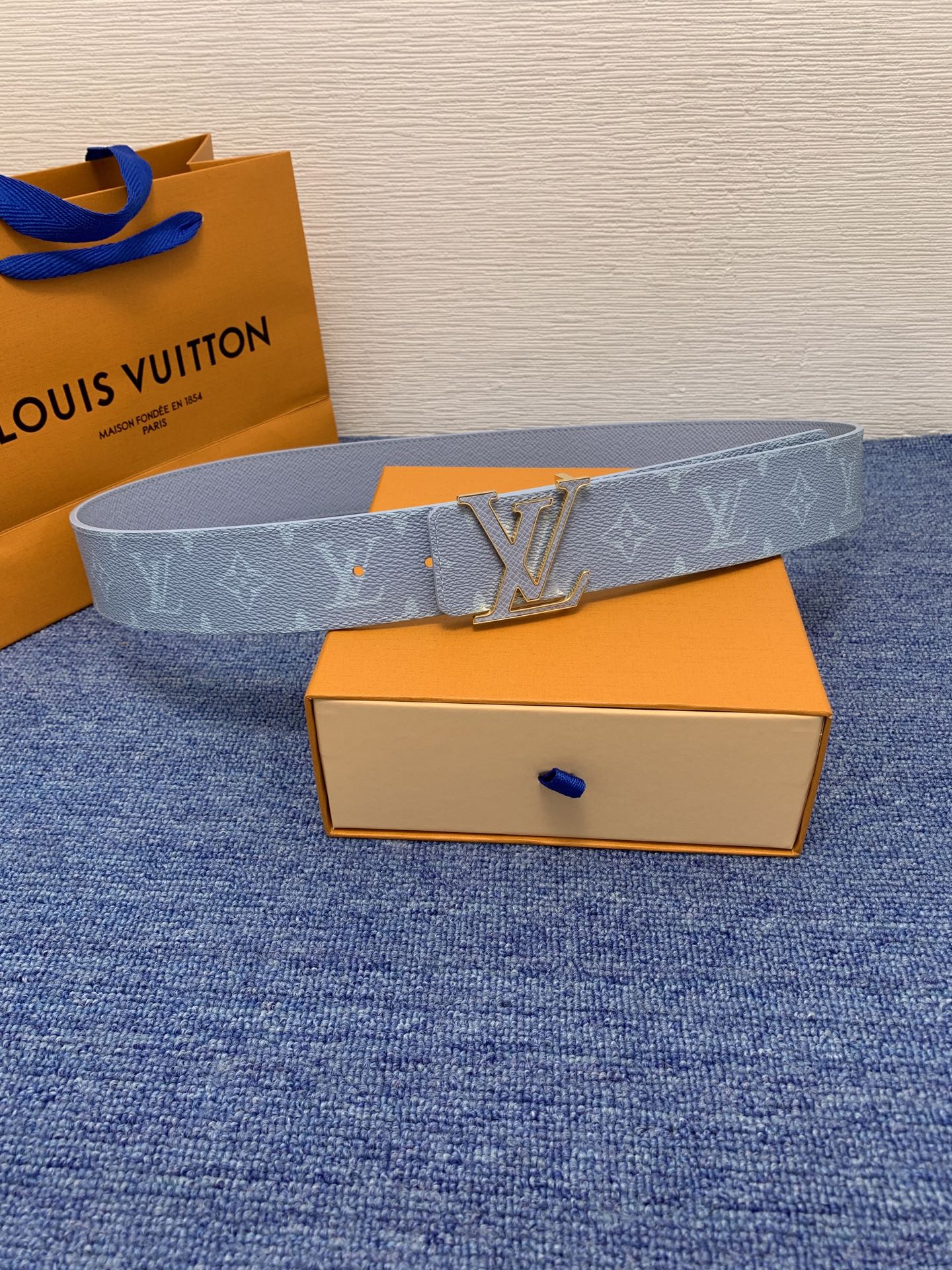 🔴 【品牌】LV  4．0cm 
🔴 【描述】这款饰有LV带扣的腰带配以水牛皮衬里，覆以Monogram