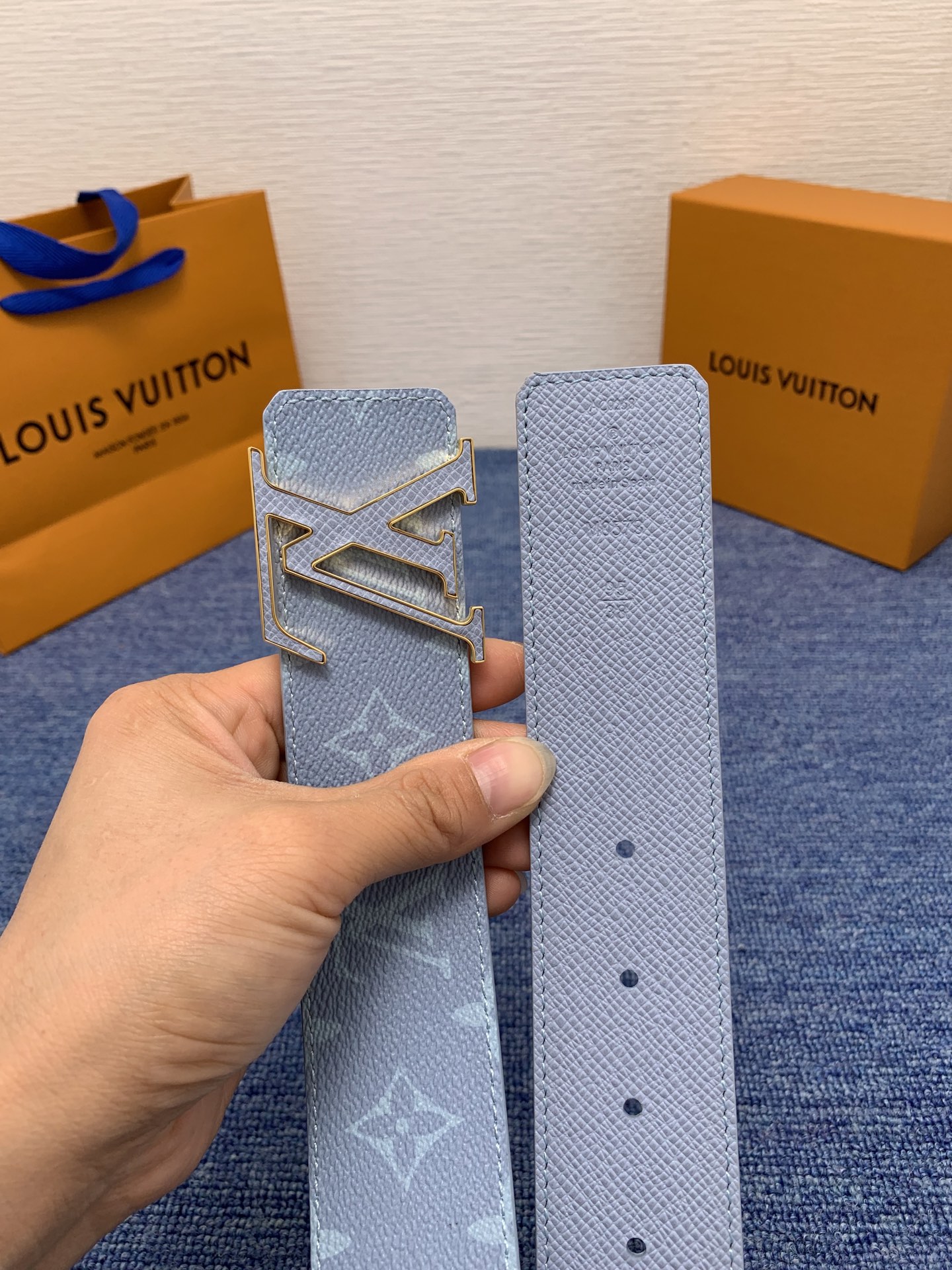 🔴 【品牌】LV  4．0cm 
🔴 【描述】这款饰有LV带扣的腰带配以水牛皮衬里，覆以Monogram