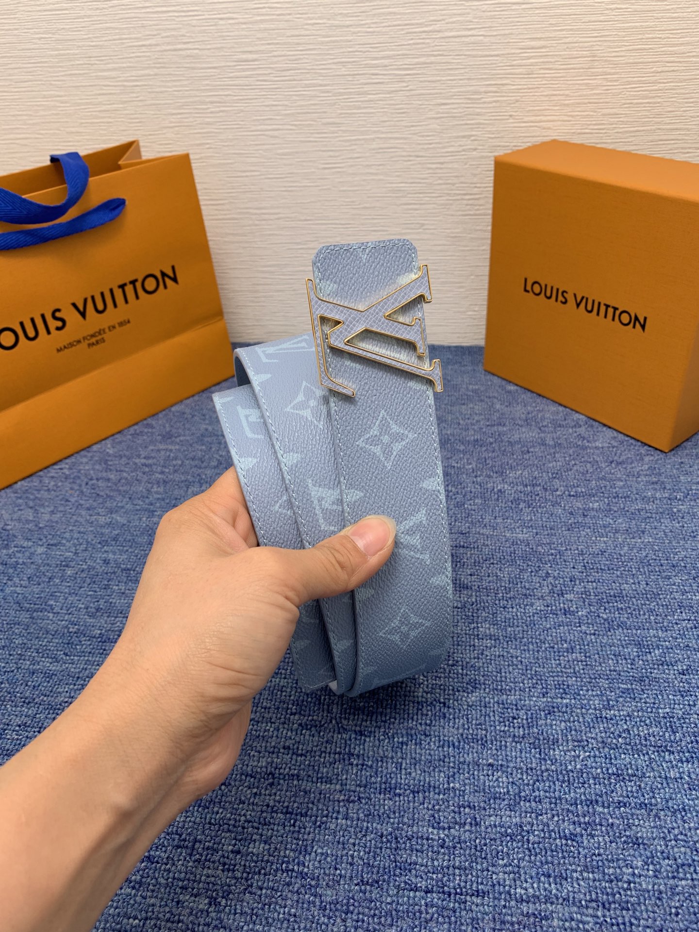 🔴 【品牌】LV  4．0cm 
🔴 【描述】这款饰有LV带扣的腰带配以水牛皮衬里，覆以Monogram
