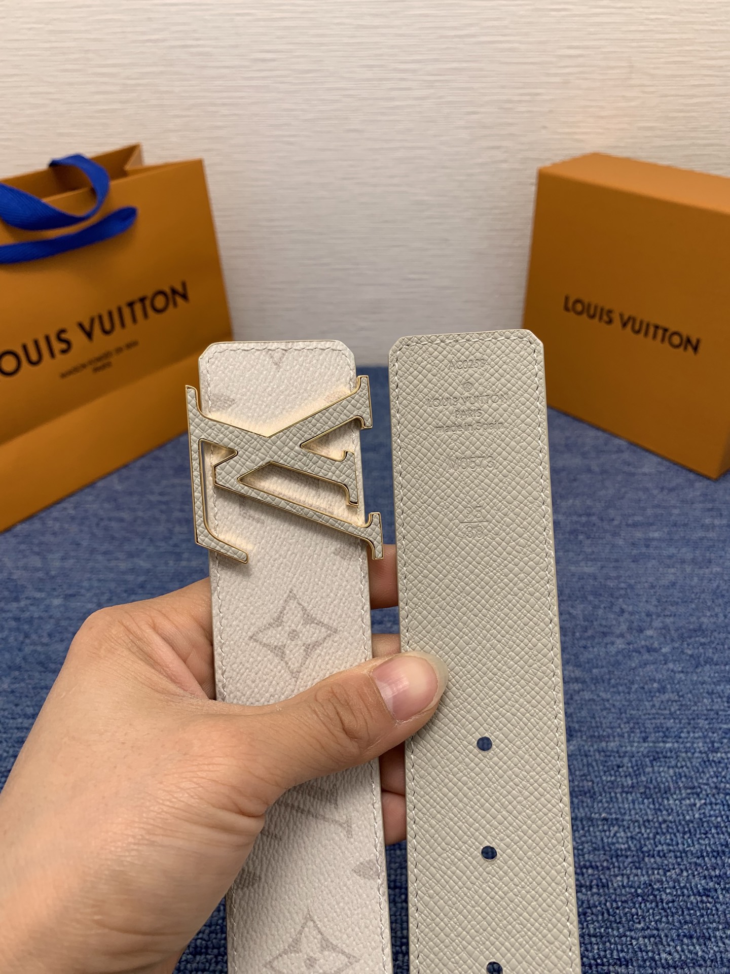 🔴 【品牌】LV  4．0cm 
🔴 【描述】这款饰有LV带扣的腰带配以水牛皮衬里，覆以Monogram