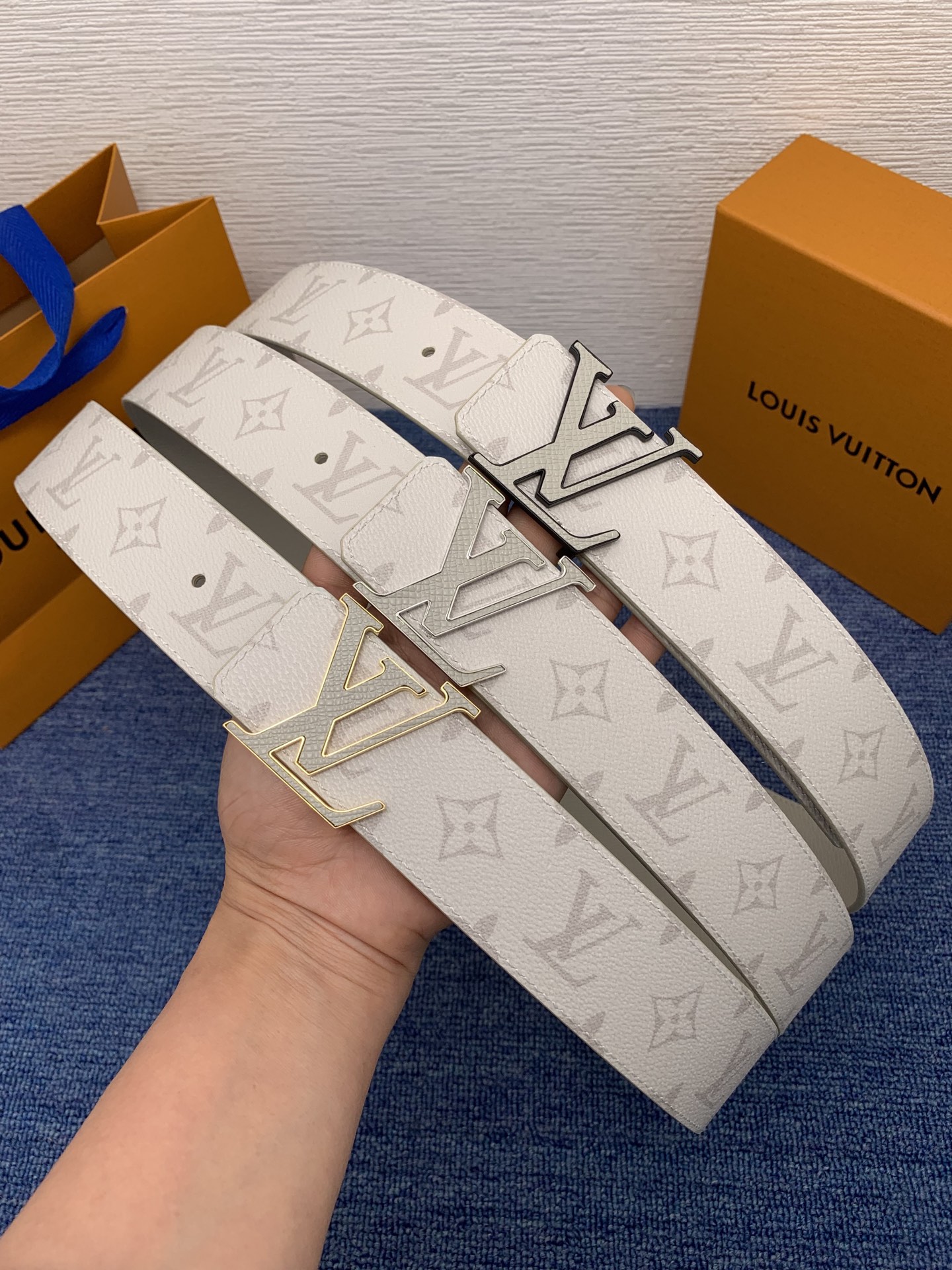 🔴 【品牌】LV  4．0cm 
🔴 【描述】这款饰有LV带扣的腰带配以水牛皮衬里，覆以Monogram