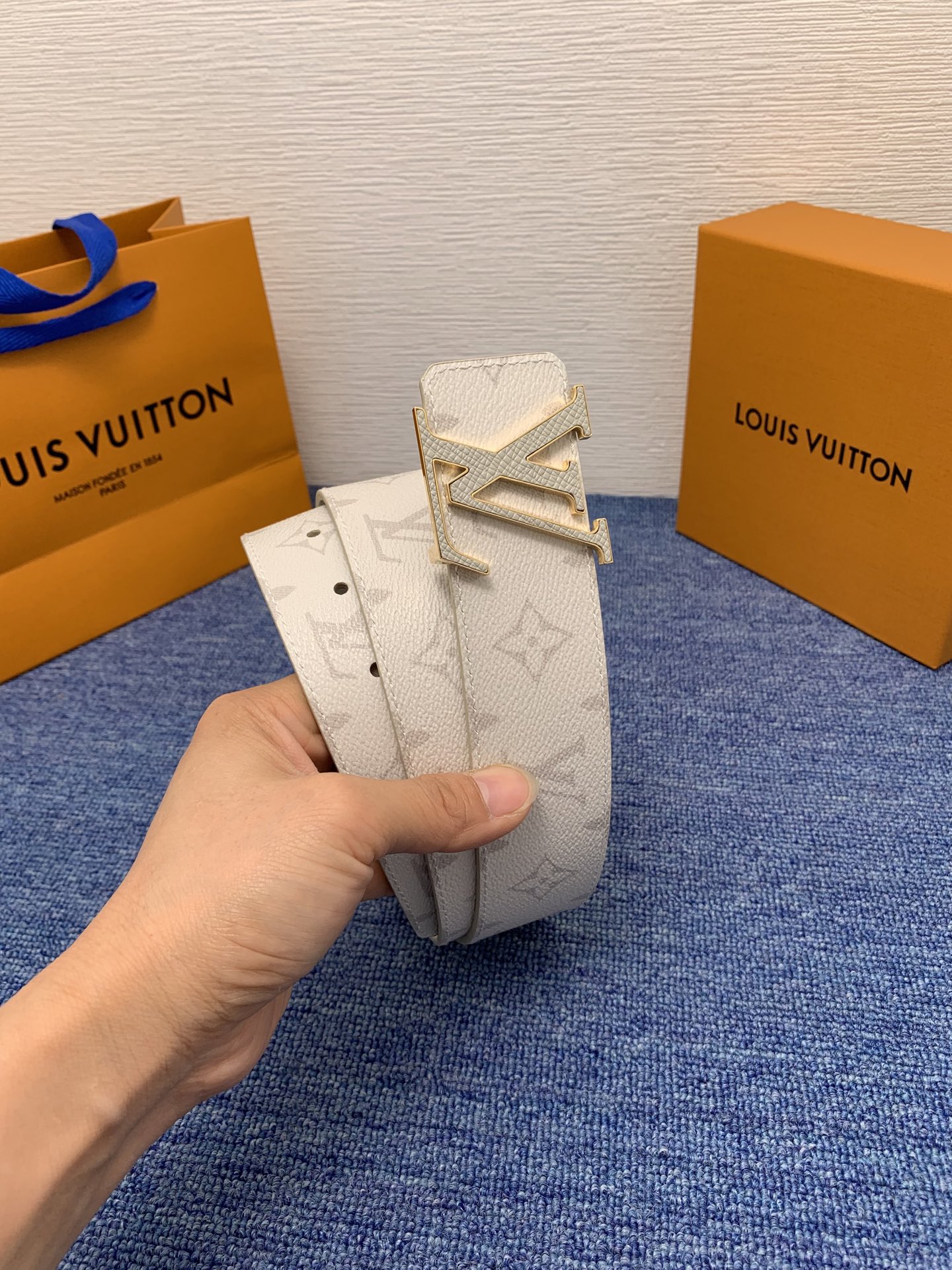 🔴 【品牌】LV  4．0cm 
🔴 【描述】这款饰有LV带扣的腰带配以水牛皮衬里，覆以Monogram