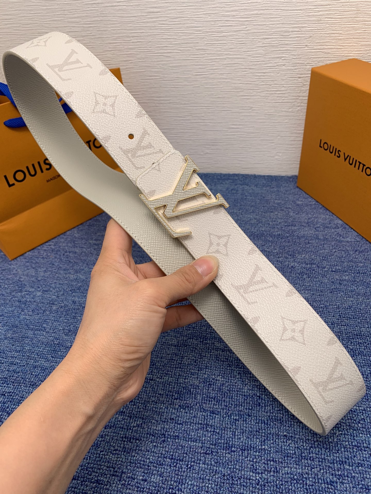 🔴 【品牌】LV  4．0cm 
🔴 【描述】这款饰有LV带扣的腰带配以水牛皮衬里，覆以Monogram