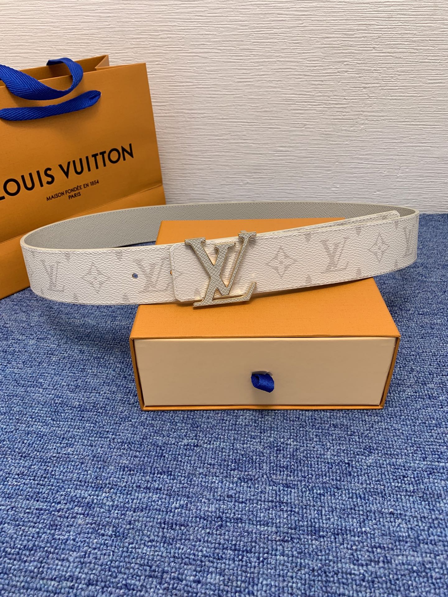 🔴 【品牌】LV  4．0cm 
🔴 【描述】这款饰有LV带扣的腰带配以水牛皮衬里，覆以Monogram