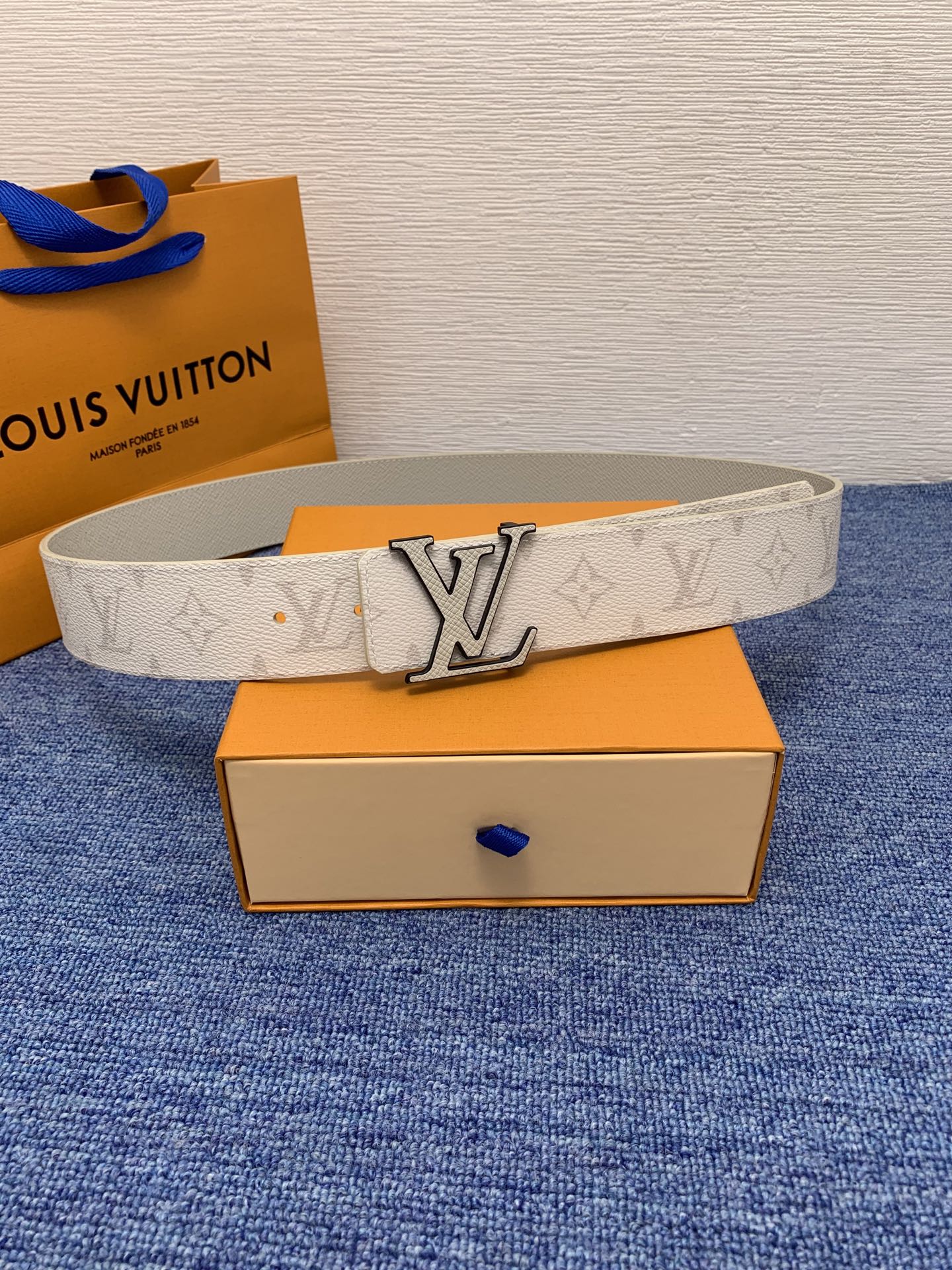 🔴 【品牌】LV  4．0cm 
🔴 【描述】这款饰有LV带扣的腰带配以水牛皮衬里，覆以Monogram