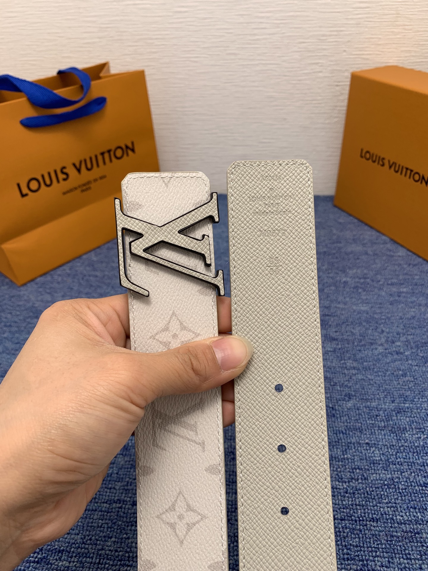 🔴 【品牌】LV  4．0cm 
🔴 【描述】这款饰有LV带扣的腰带配以水牛皮衬里，覆以Monogram