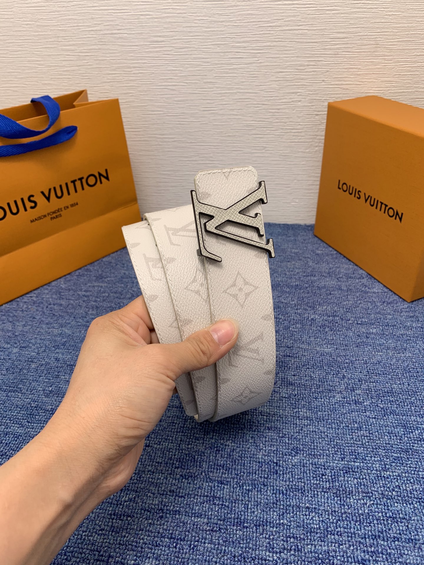 🔴 【品牌】LV  4．0cm 
🔴 【描述】这款饰有LV带扣的腰带配以水牛皮衬里，覆以Monogram