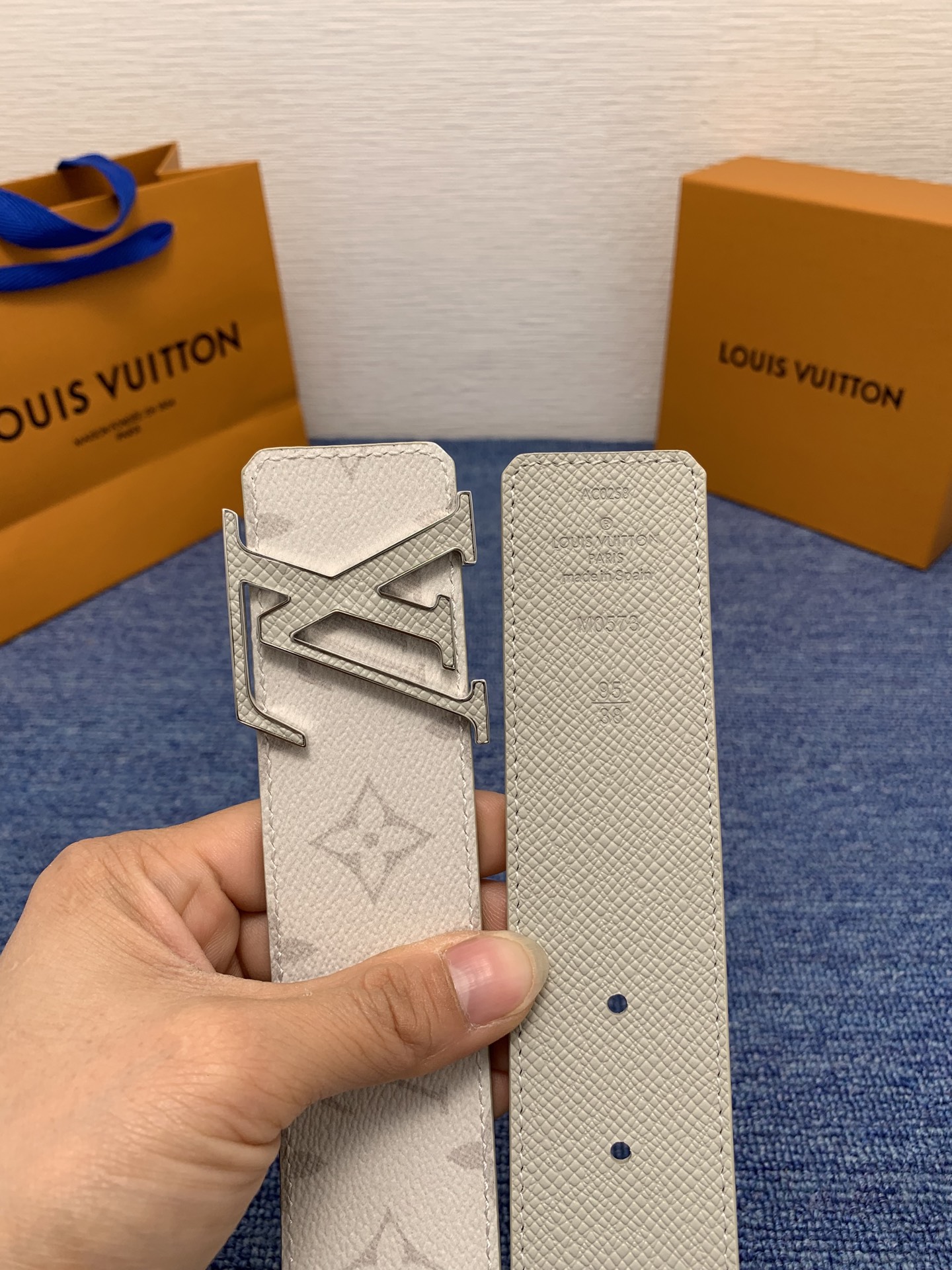 🔴 【品牌】LV  4．0cm 
🔴 【描述】这款饰有LV带扣的腰带配以水牛皮衬里，覆以Monogram