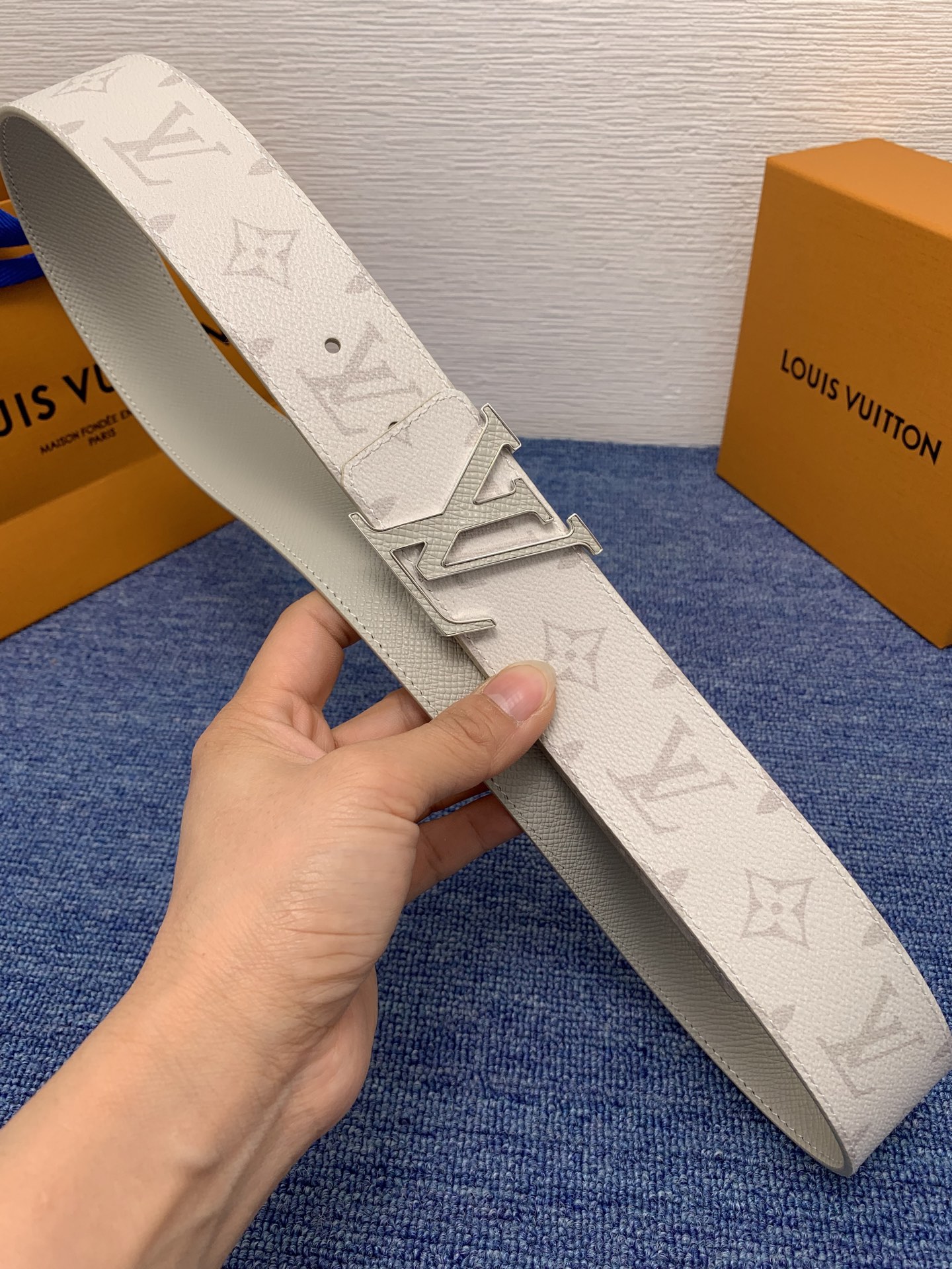 🔴 【品牌】LV  4．0cm 
🔴 【描述】这款饰有LV带扣的腰带配以水牛皮衬里，覆以Monogram