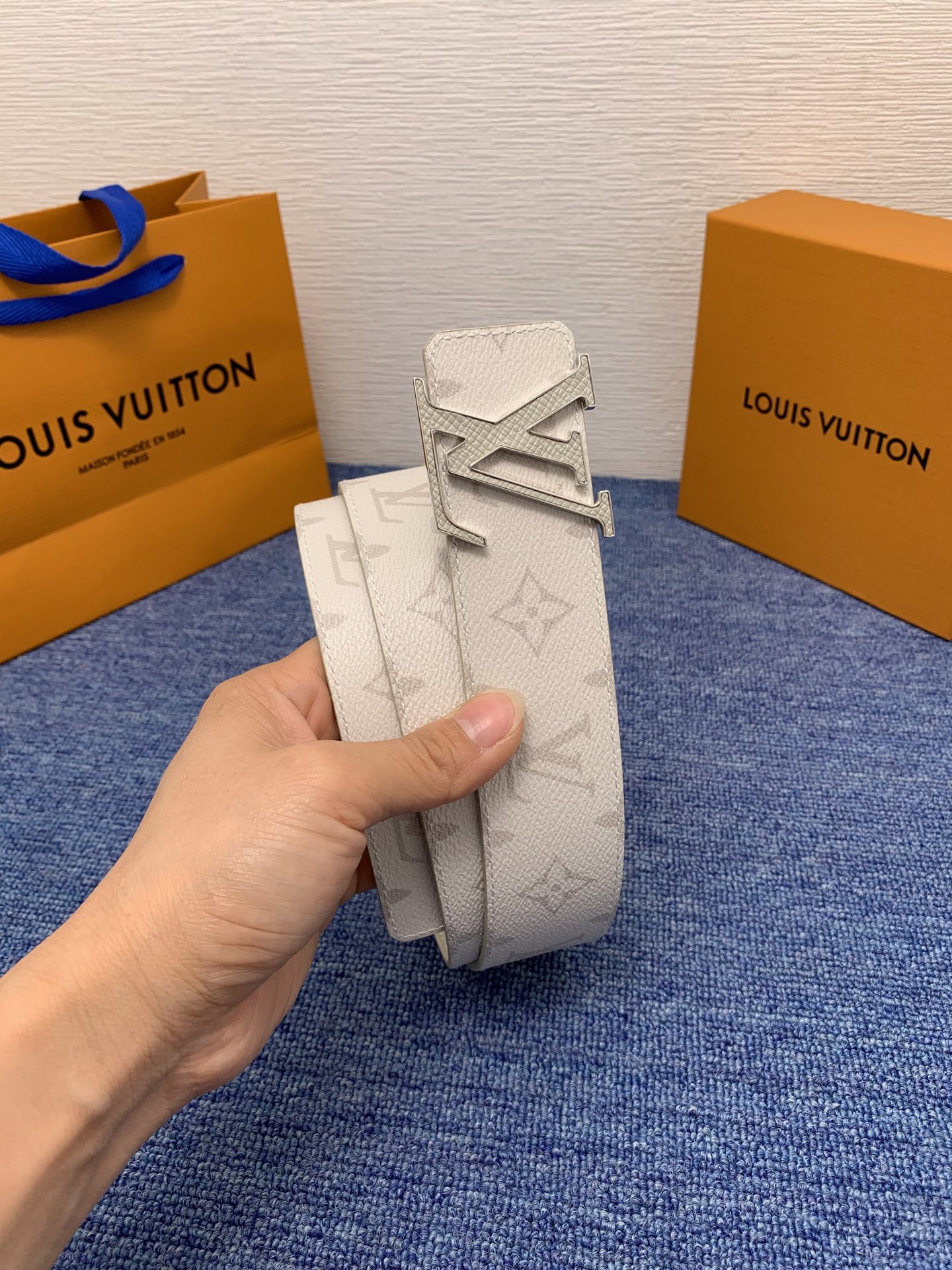 🔴 【品牌】LV  4．0cm 
🔴 【描述】这款饰有LV带扣的腰带配以水牛皮衬里，覆以Monogram