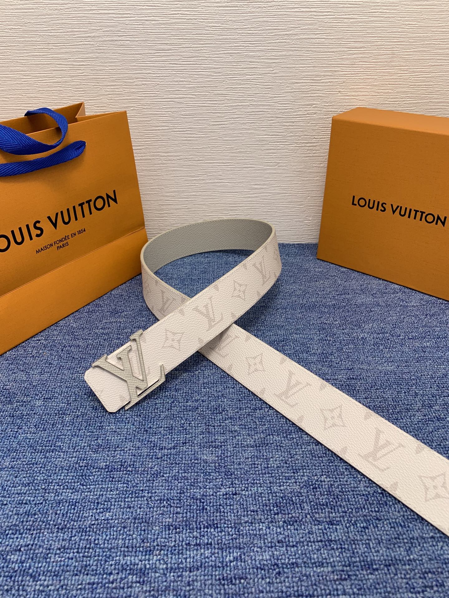 🔴 【品牌】LV  4．0cm 
🔴 【描述】这款饰有LV带扣的腰带配以水牛皮衬里，覆以Monogram