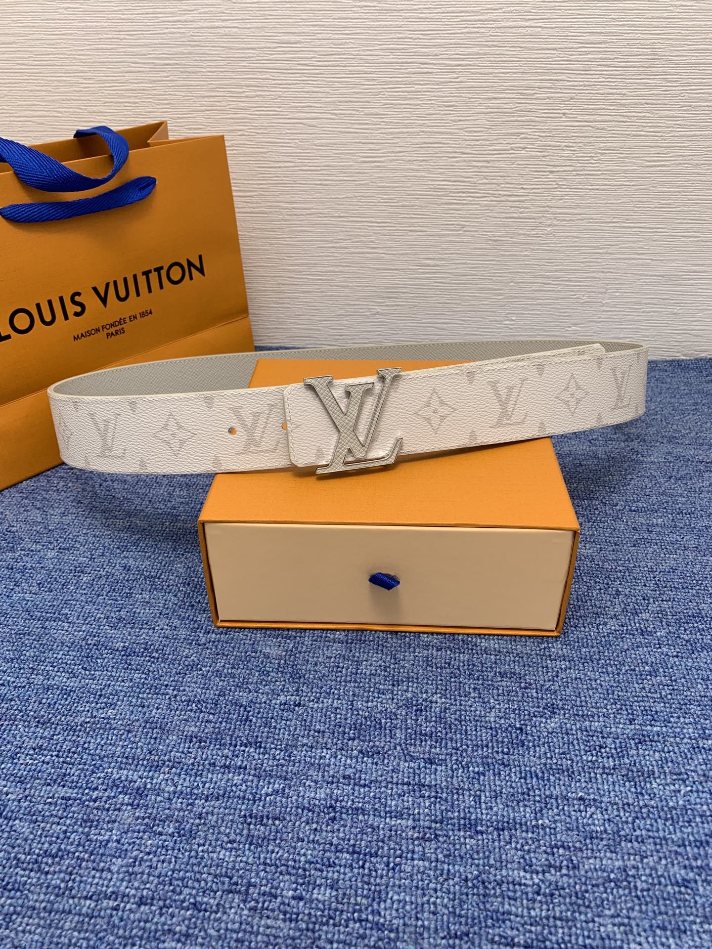 🔴 【品牌】LV  4．0cm 
🔴 【描述】这款饰有LV带扣的腰带配以水牛皮衬里，覆以Monogram