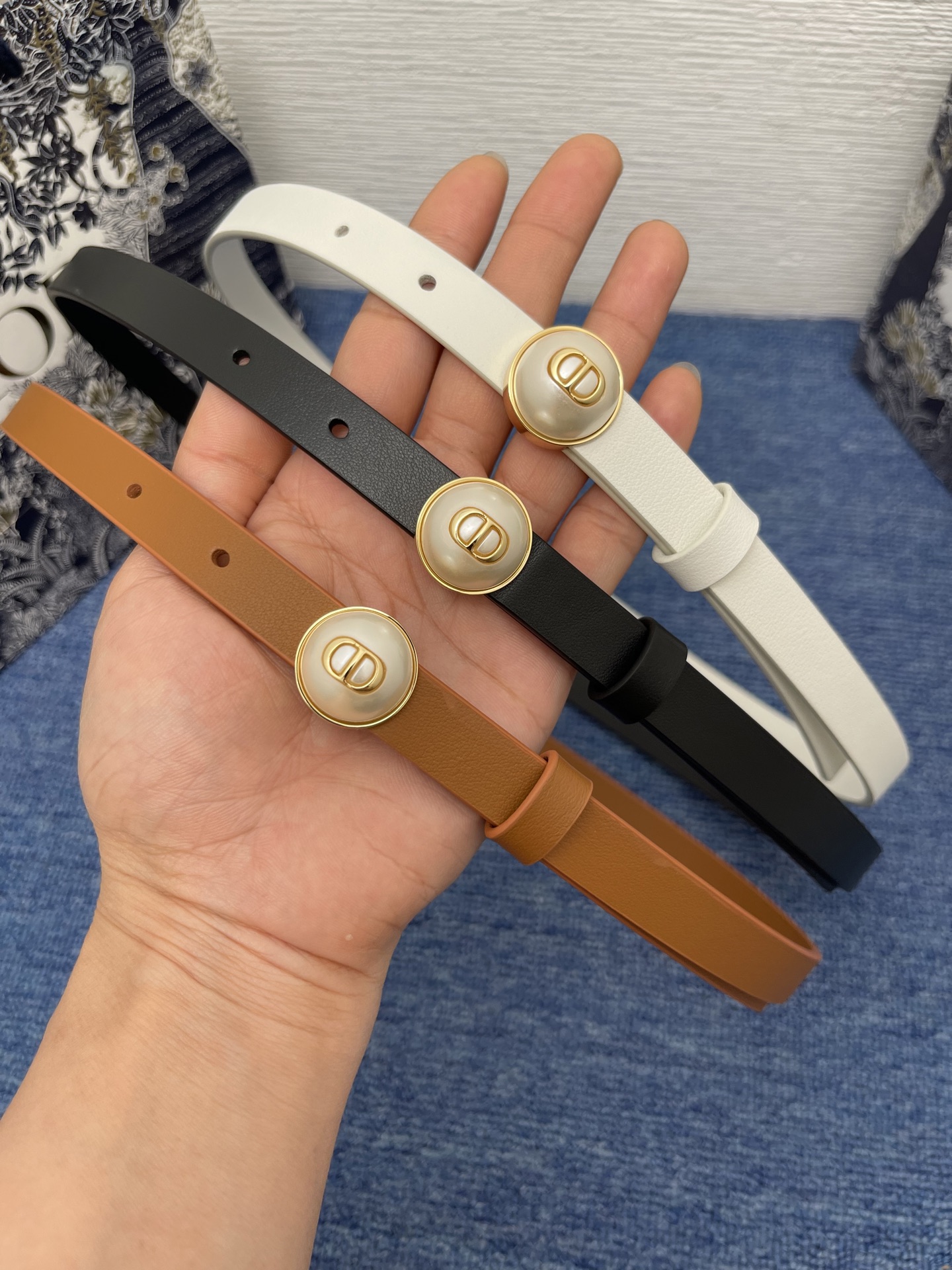 Pearl-D腰带
15毫米光滑围巾皮革与树脂珍珠
商品编号 B0683OWFP_M9002
2025年